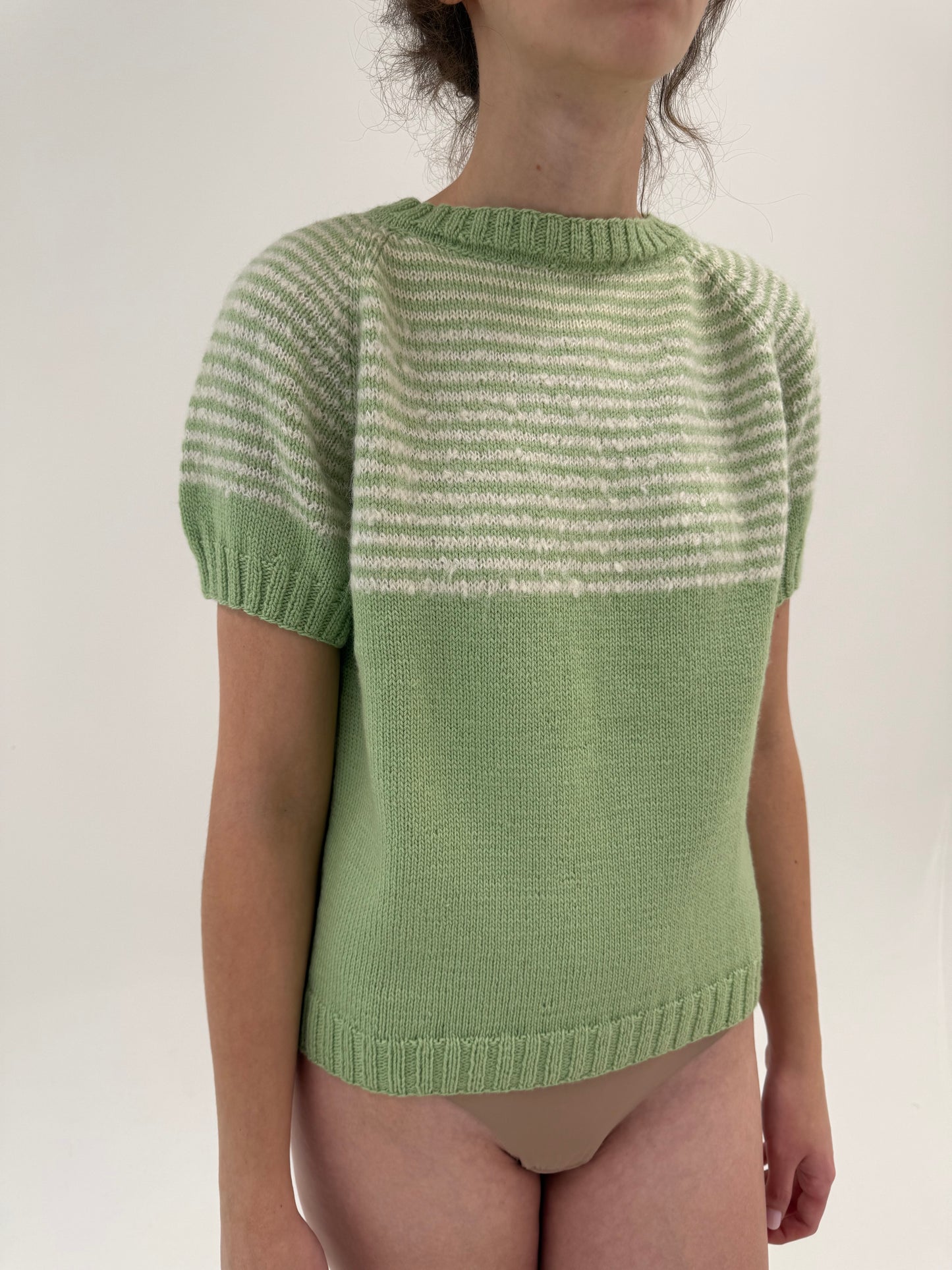 Top vintage lucrat manual din lana plină extrafina în culori pudrate