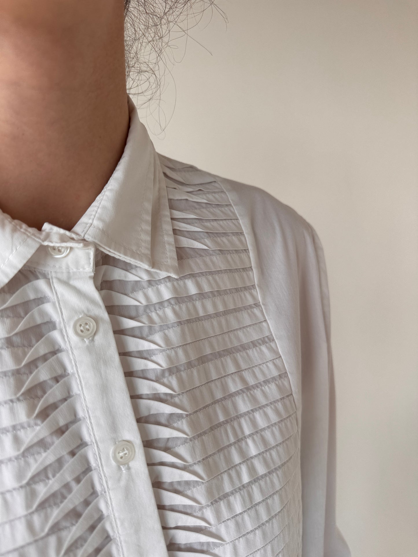 Cămașa din poplin premium ușor strech cu pliseuri decorative