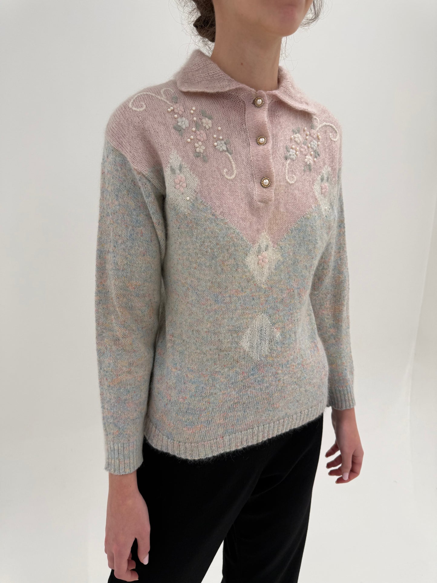 Pulover vintage cu broderie manuală și aplicații din lana și mohair în culori pudrate