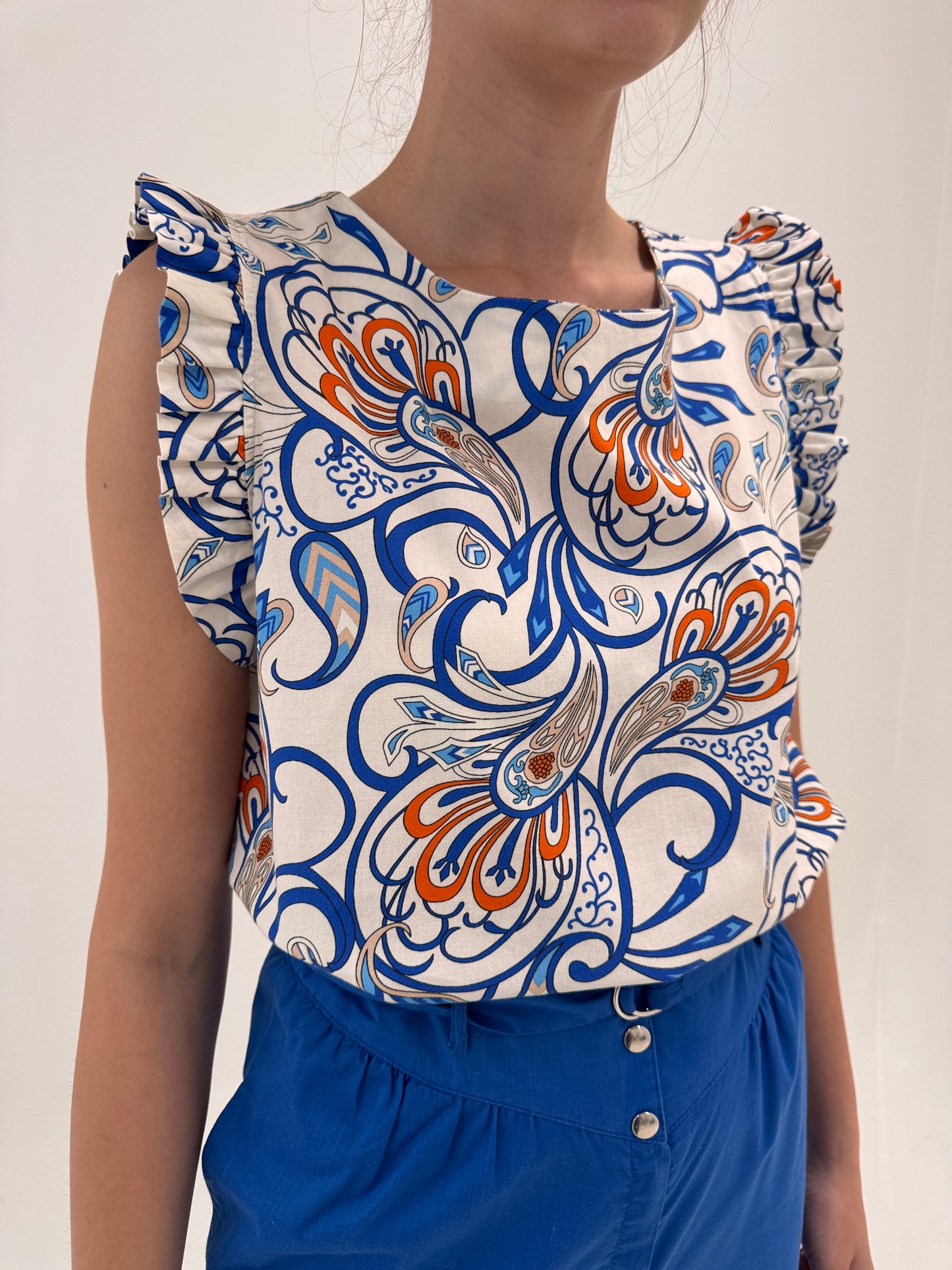Top italian din poplin ultra chic cu print albastru regal și volane