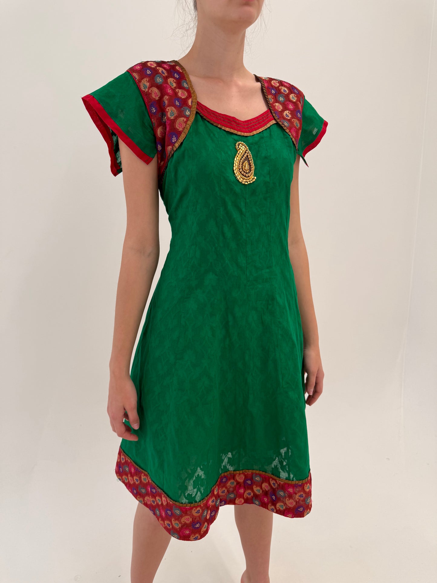 Rochie verde smarald cu aplicații manuale și broderie din pânză de bumbac