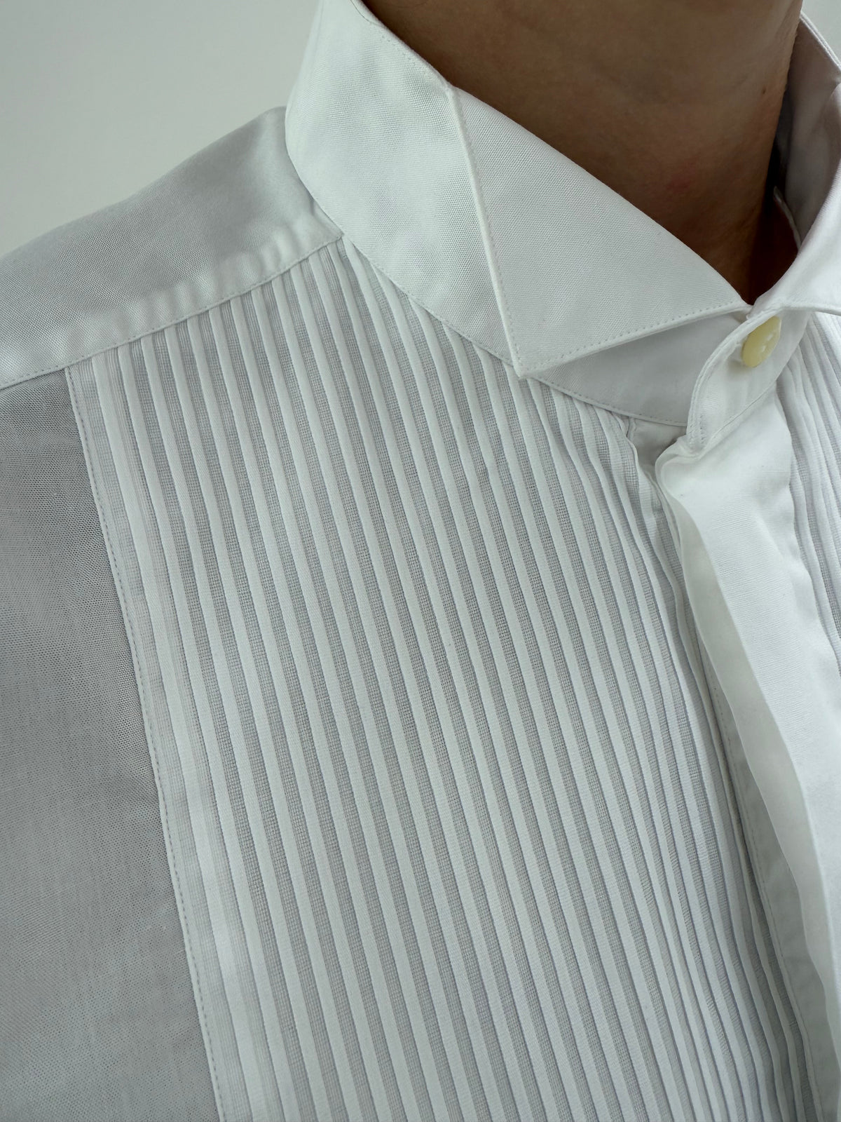 Cămașa Dior de ceremonie cu butoni din bumbac excepțional și plastron plisat