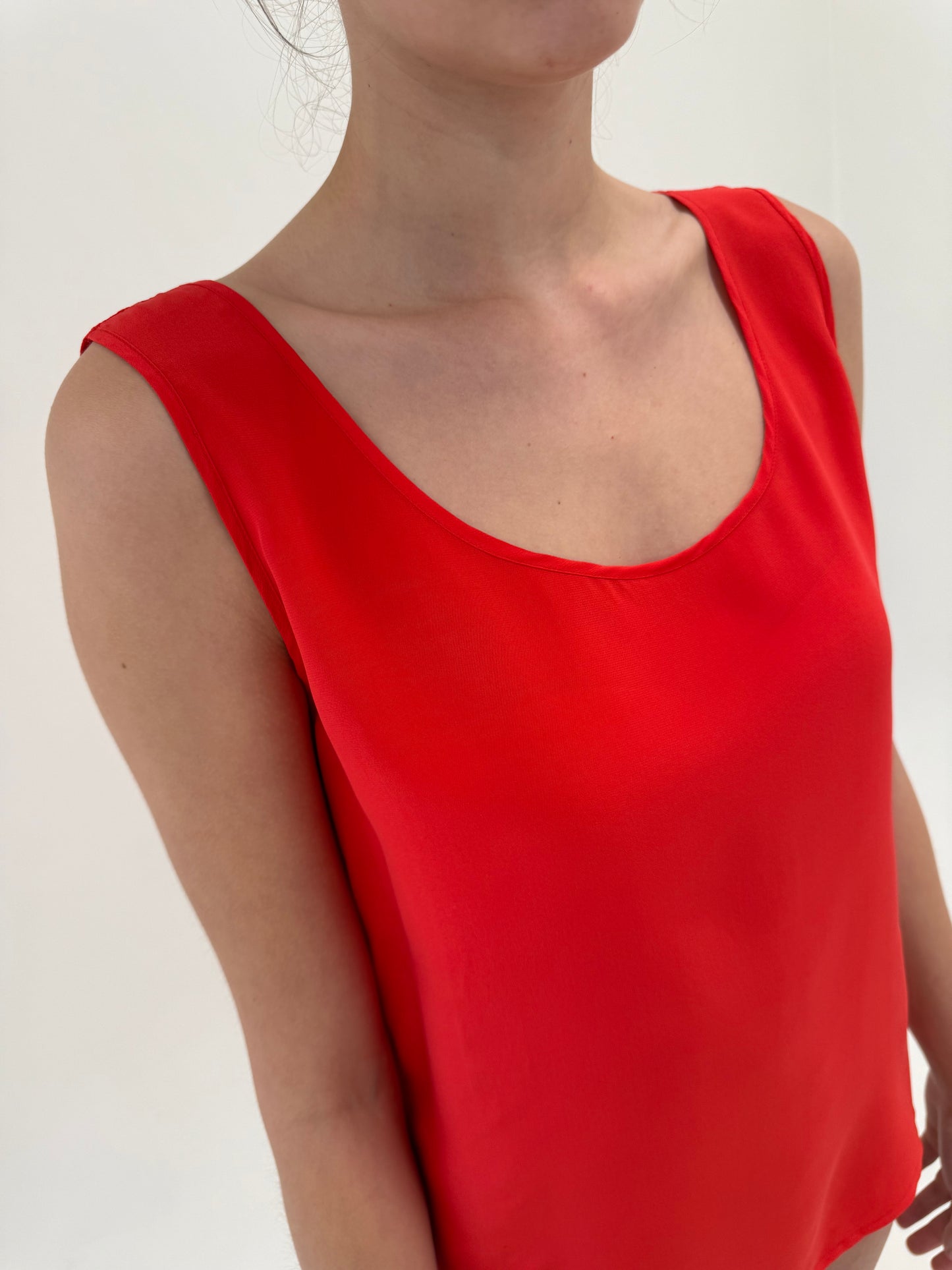 Top electric coral red din mătase naturală în croi minimalist