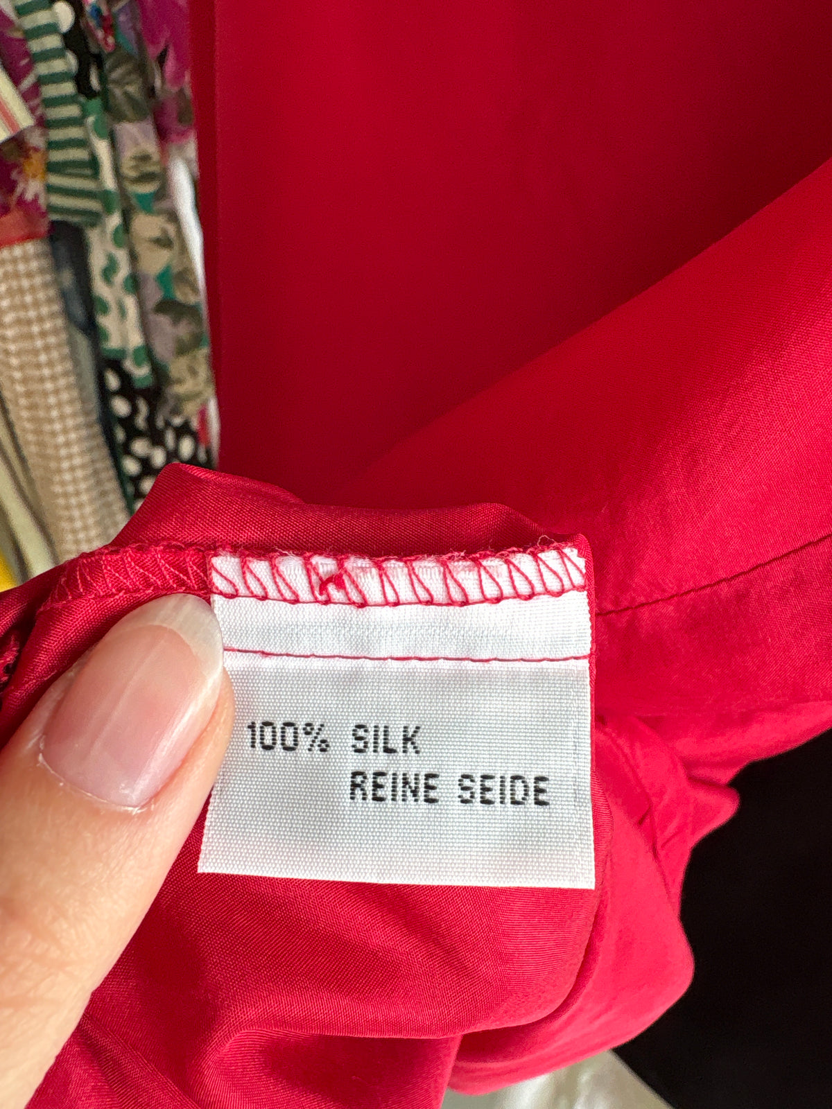 Top ruby red din mătase naturală în croi minimalist