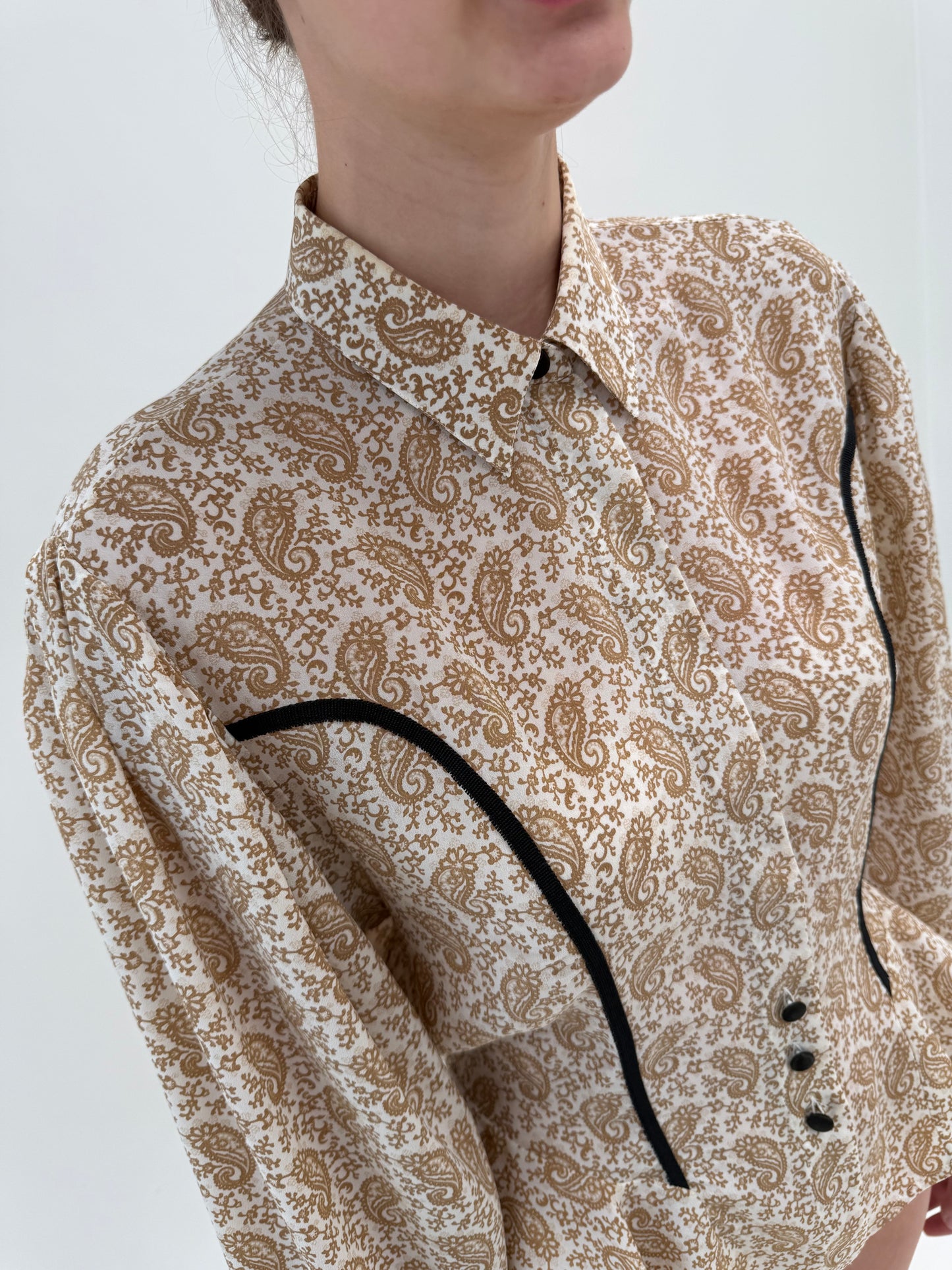Cămașa cambrata din mătase naturals cu peplum si print paisley camel