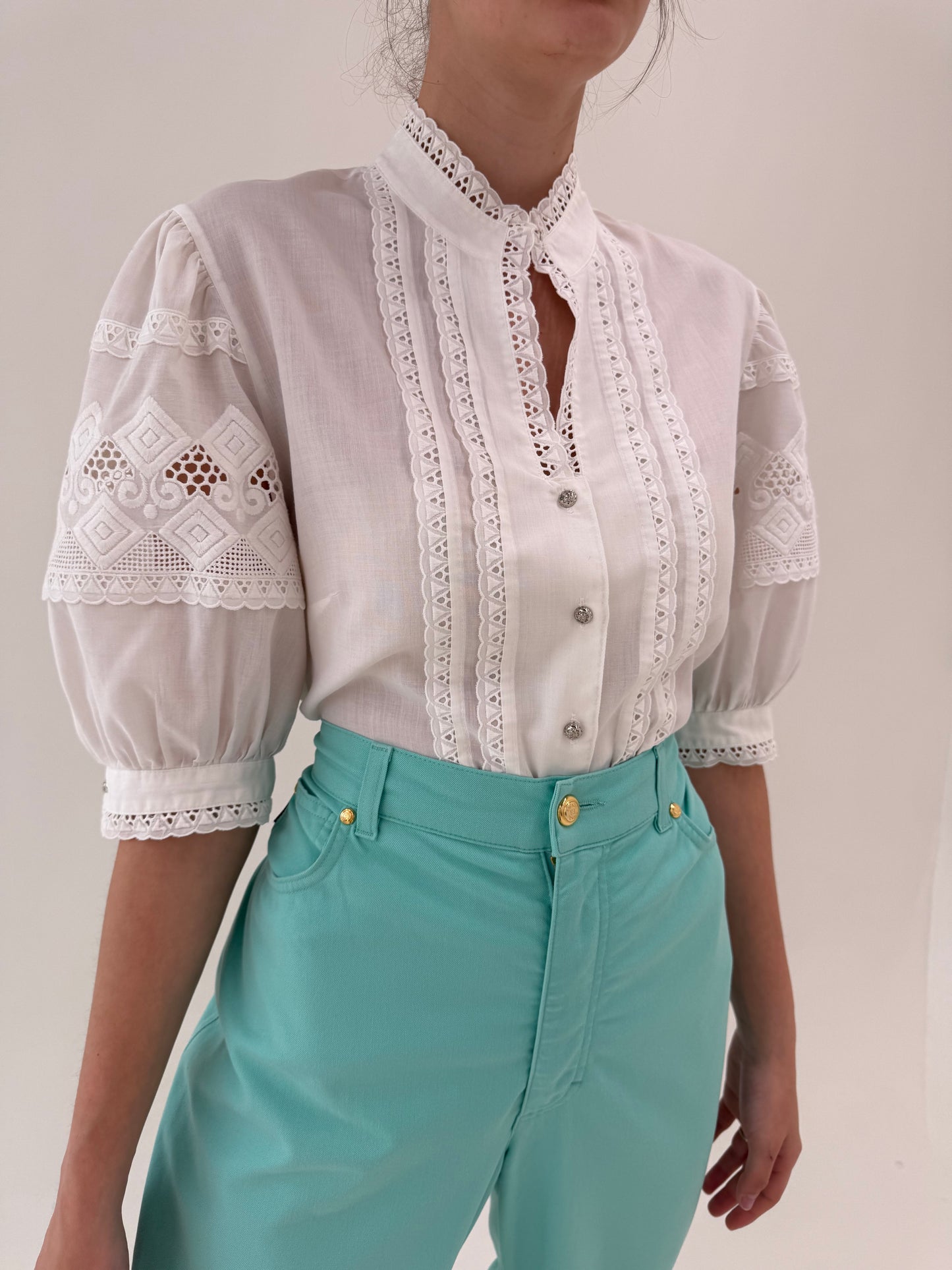 Cămașa vintage cu mâneci ușor bufante și insetyii de dantelă macrame