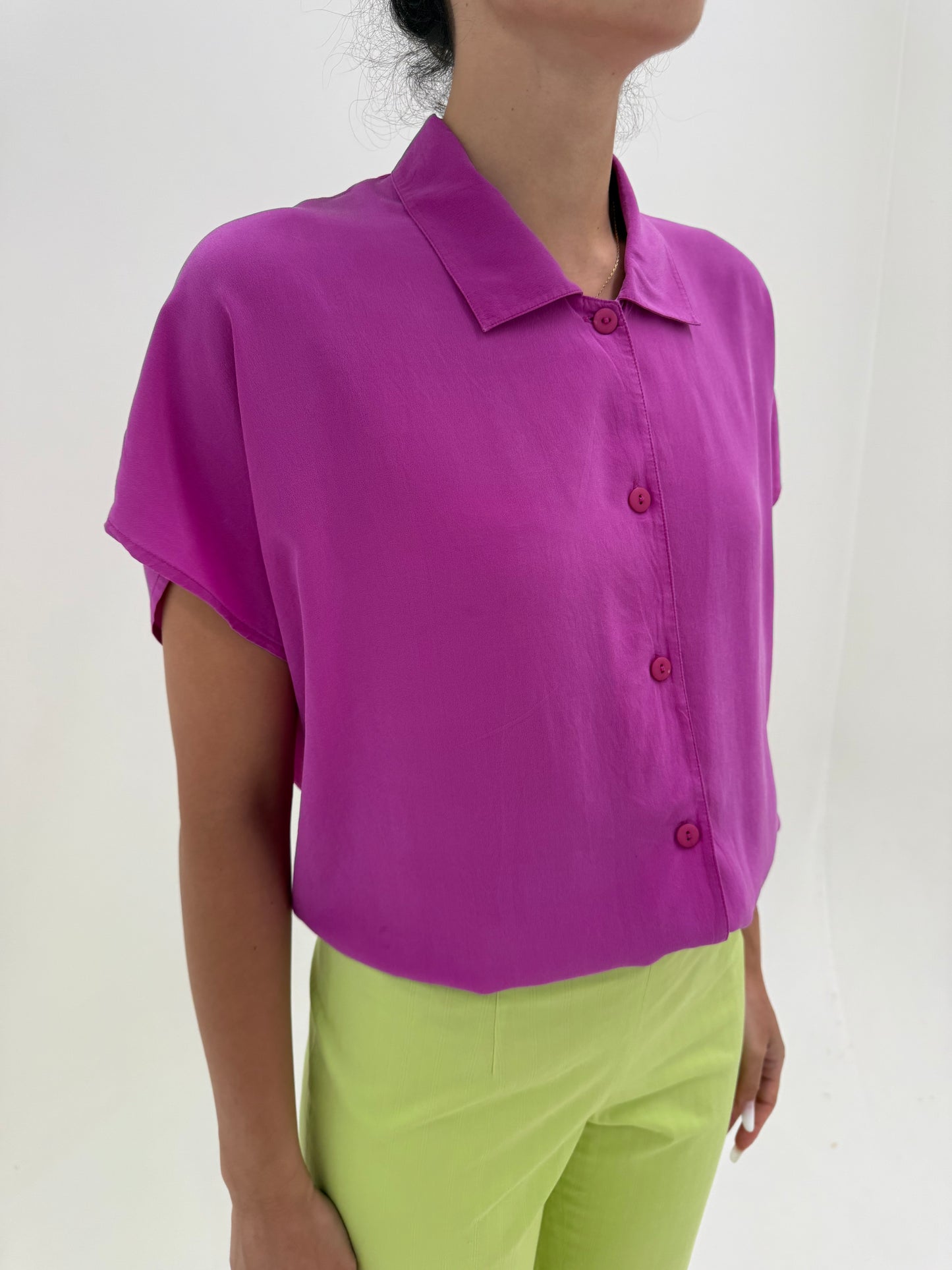 Cămașa magenta din mătase matuala in croi minimalist lejer