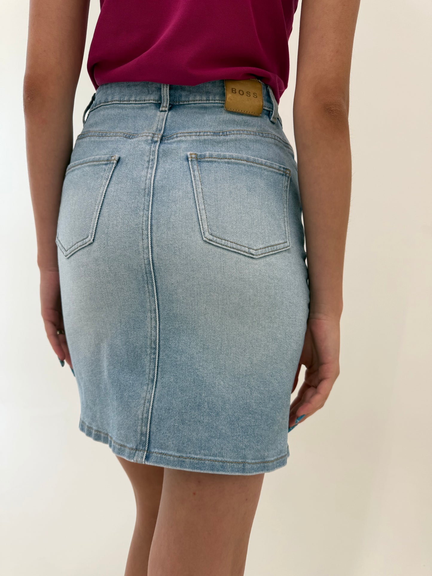 Fustă Hugo Boss din jeans ultra confort modelator