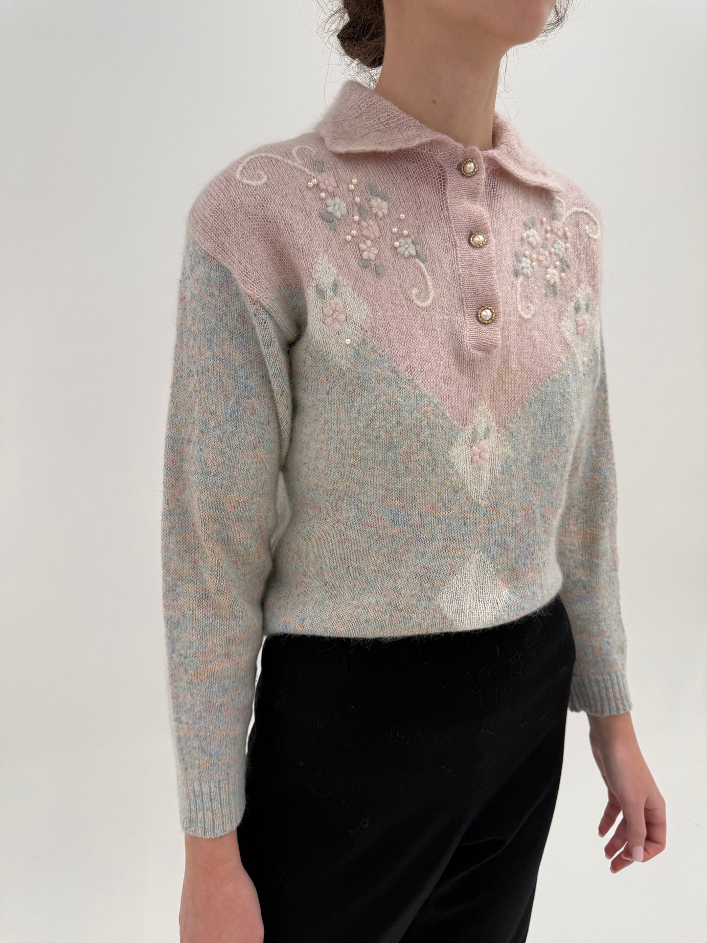 Pulover vintage cu broderie manuală și aplicații din lana și mohair în culori pudrate