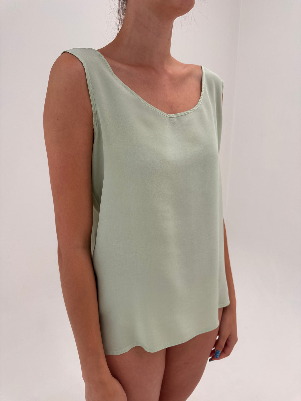 Top light green din mătase naturală în croi minimalist