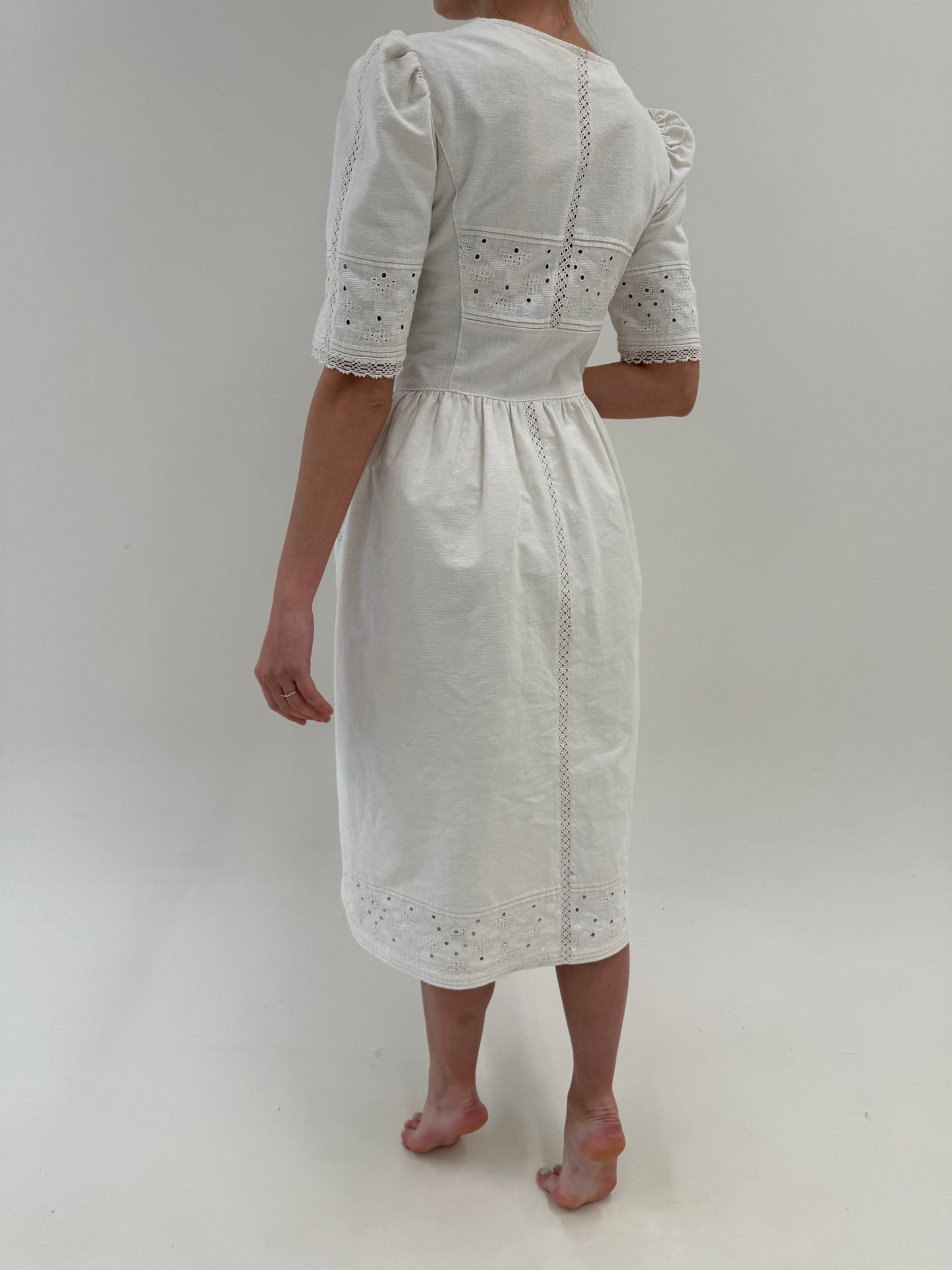 Rochie vintage din pânză grea excepțională cu broderie manuală și corsaj