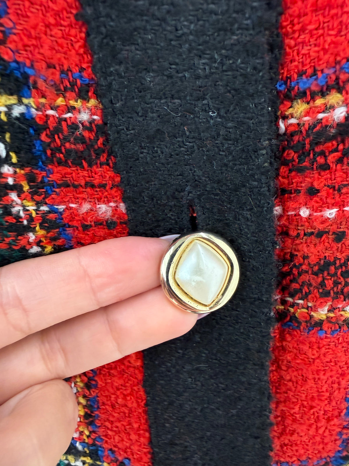 Sacou vintage în stil Chanel din tweed boucle în culori clasice din mix de lana