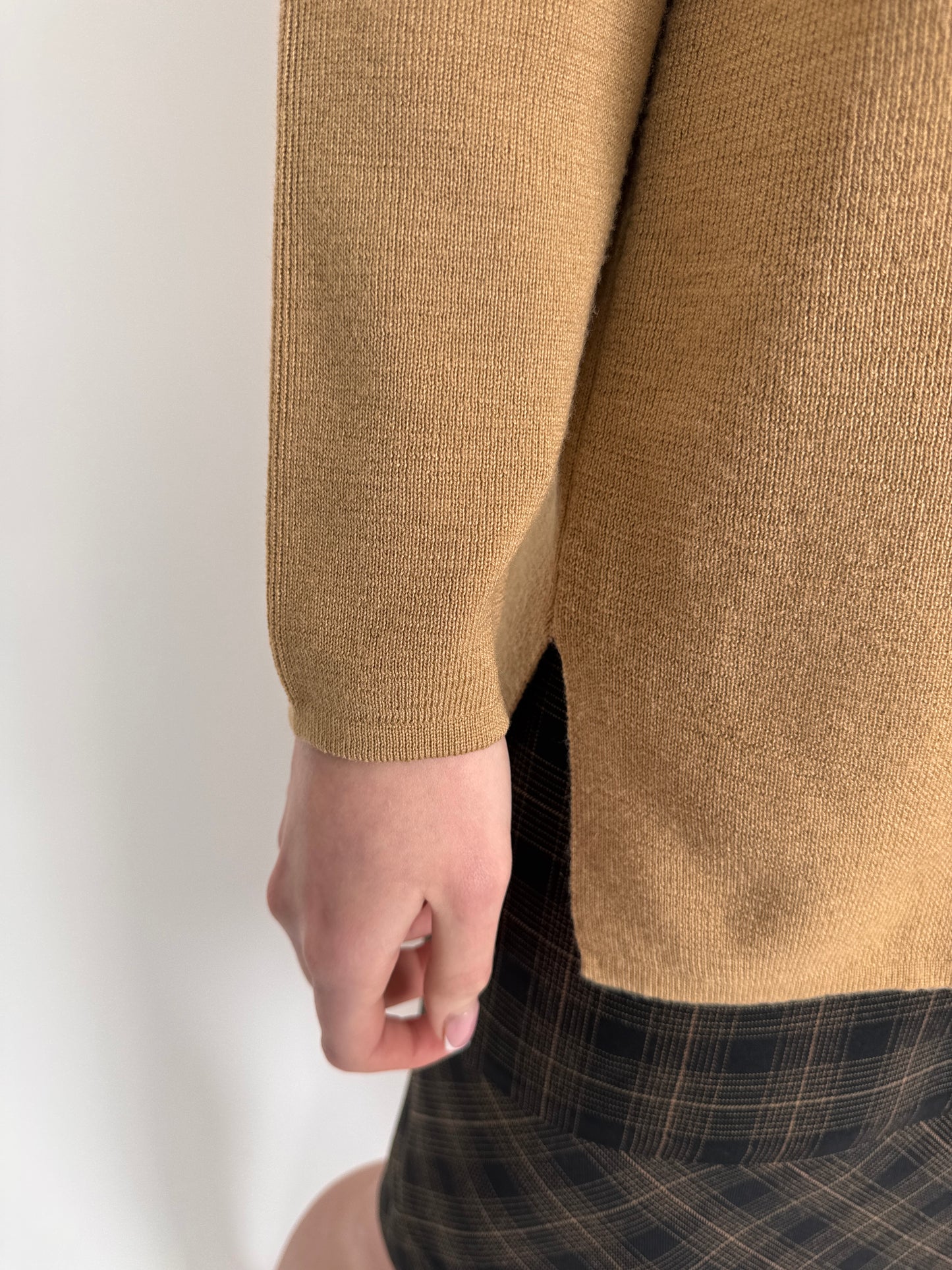 Cardigan camel în croi minimalist din lana merino  extrafina