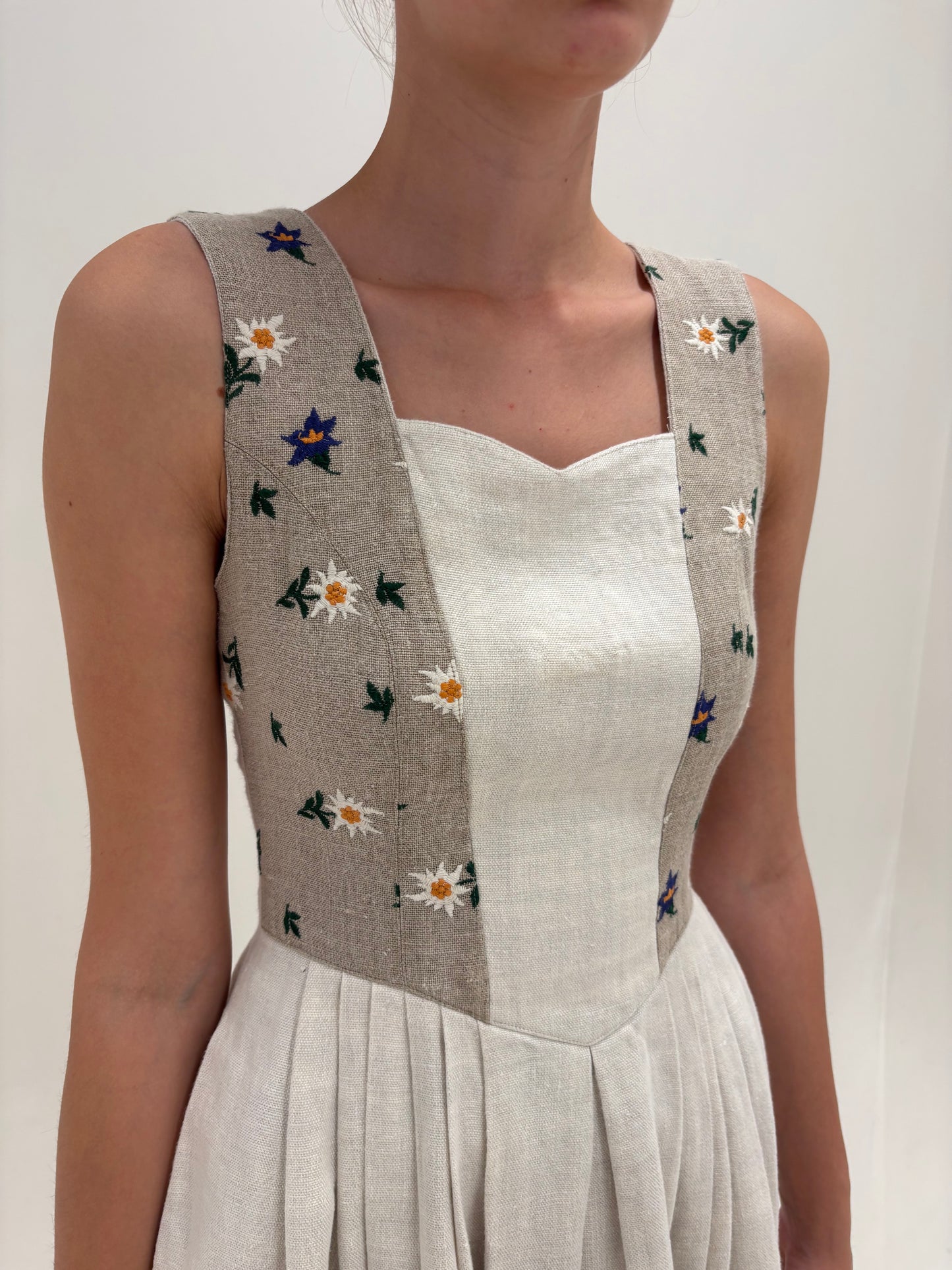 Rochie vintage maxi în nuanțe de nude cu broderie și corsaj din pânză grea de in