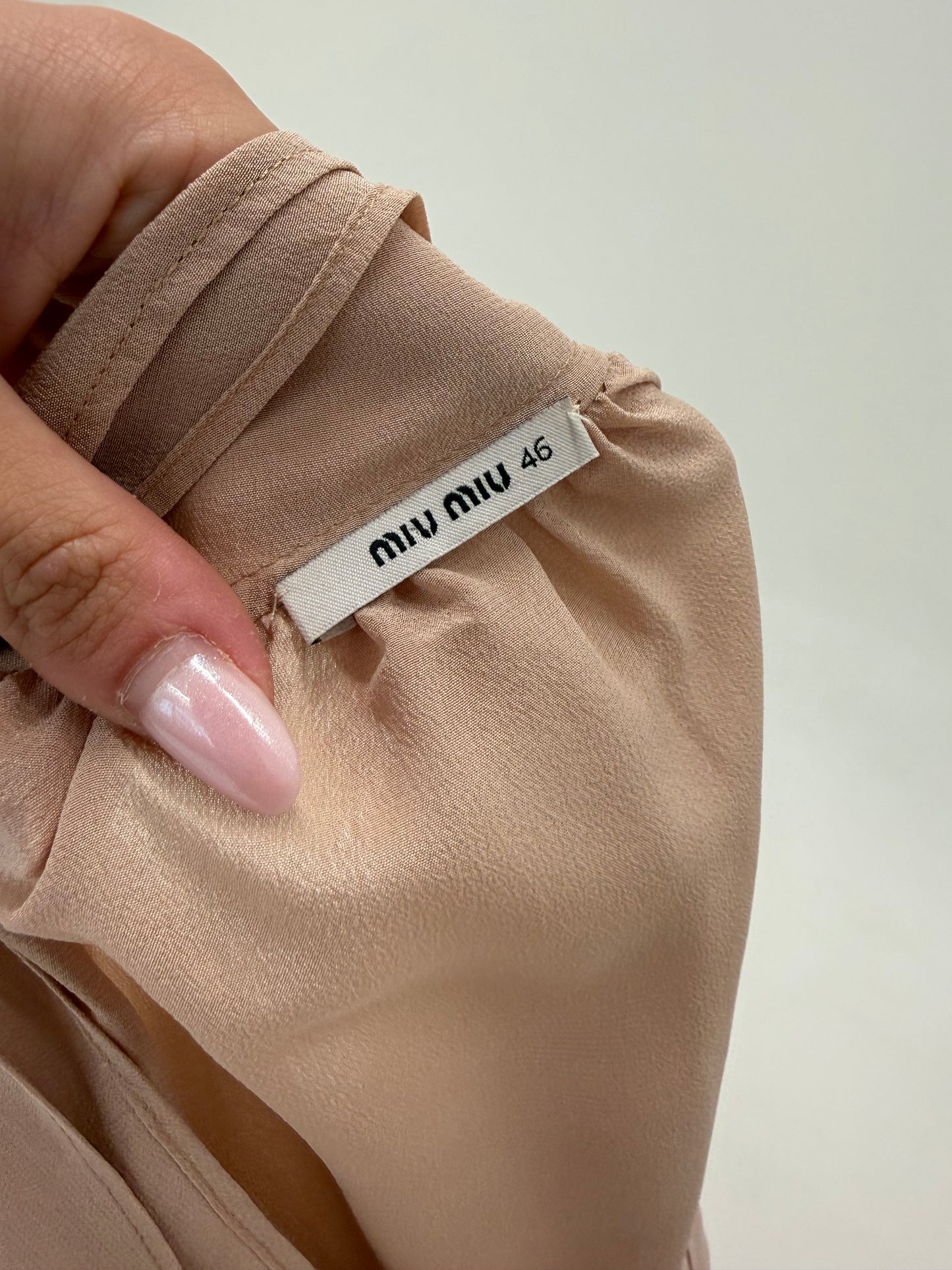 Rochie Miu Miu din mătase matuala nude în croi amplu drapat ultra confortabil