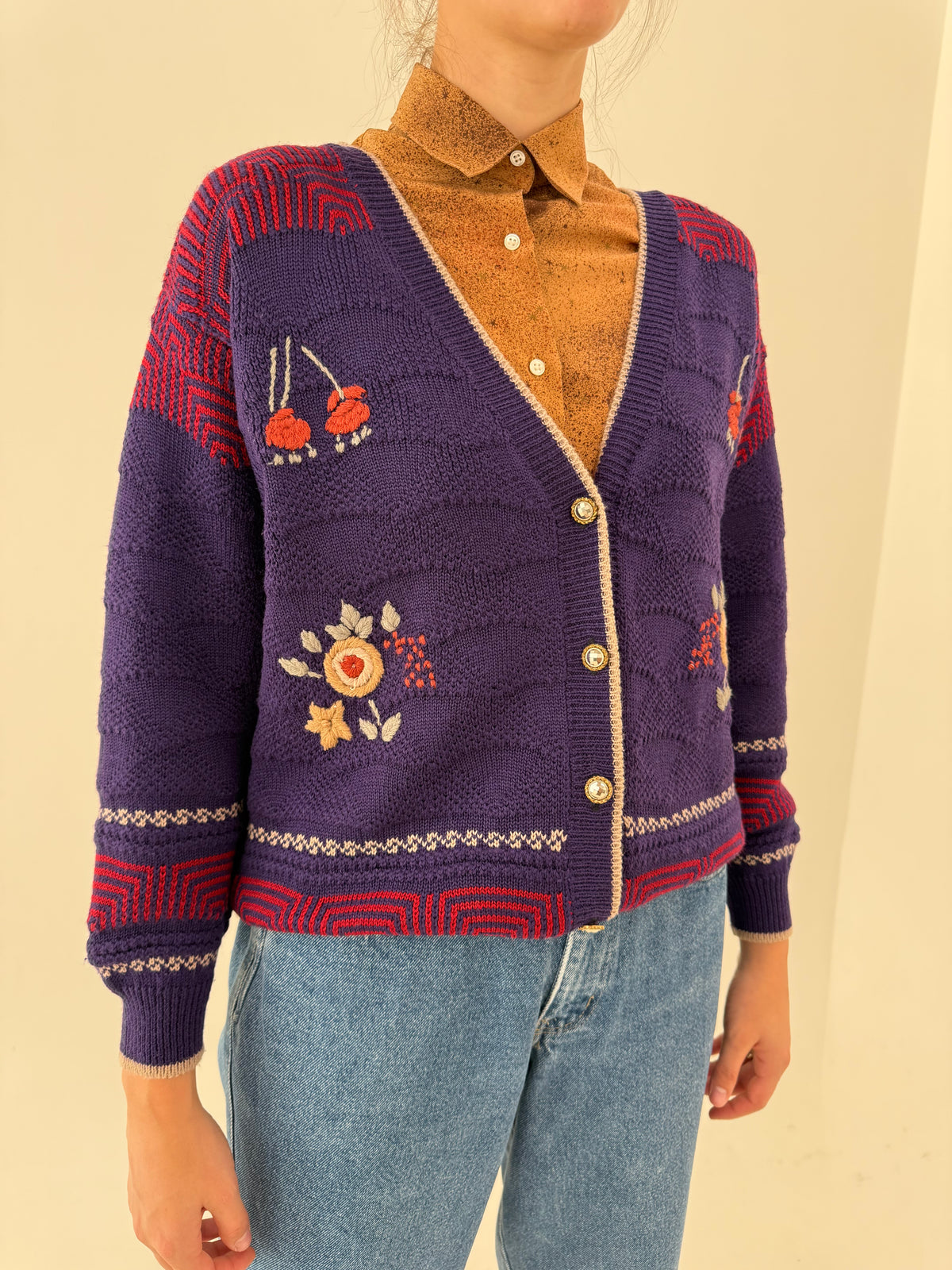 Cardigan vintage lucrat manual din lana extrafina în croi lejer petite