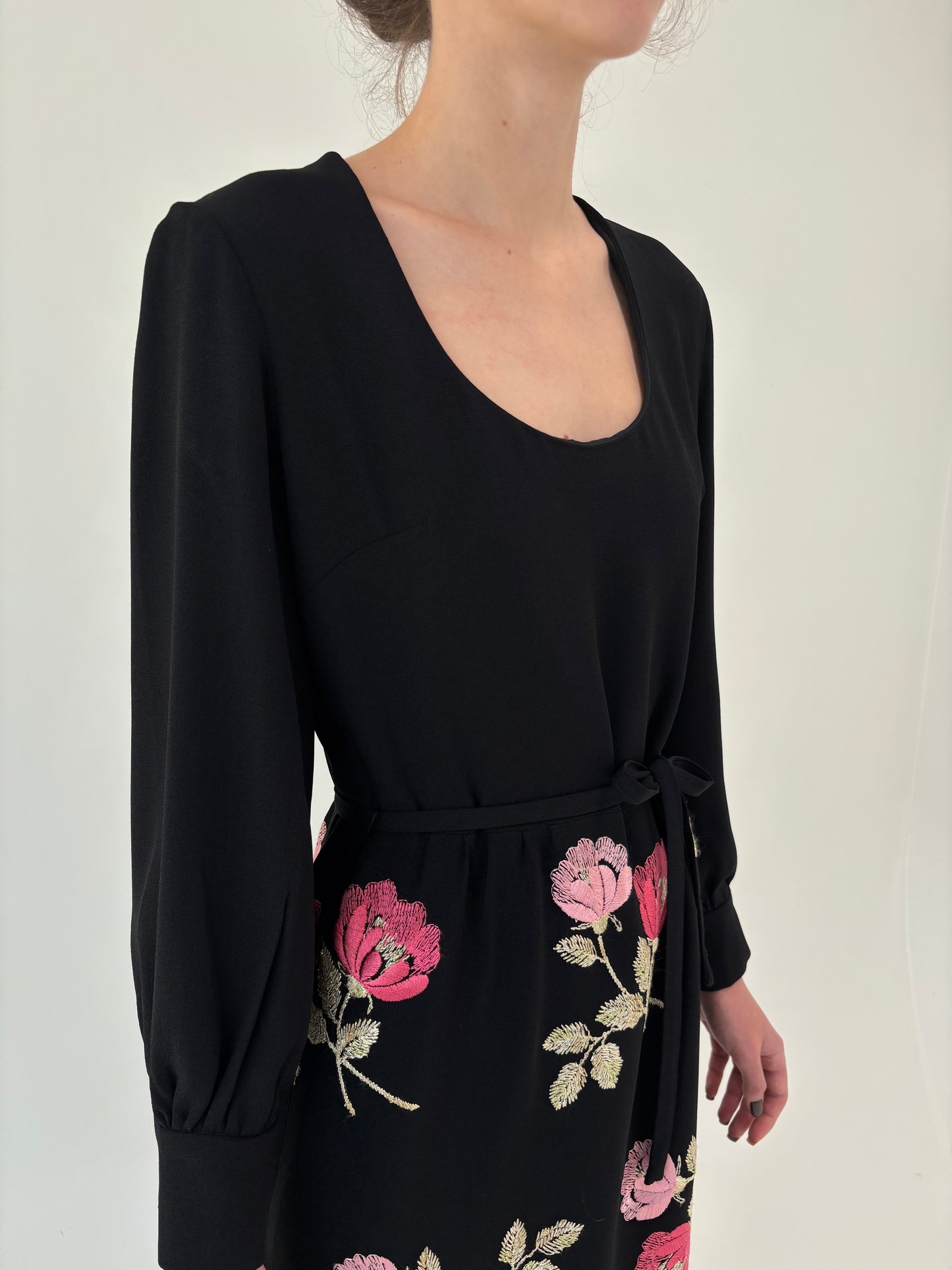 LBD vintage maxi cu broderie excepțională cu bujori și talie marcată