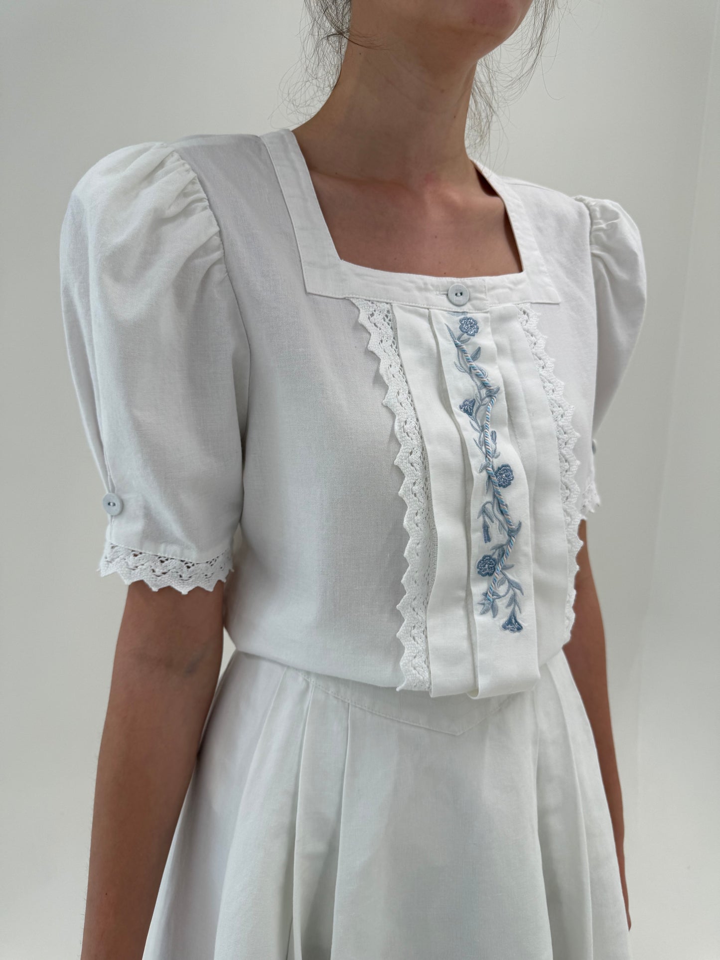 Corsaj vintage din pânză cu broderie baby blue și dantelă macrame