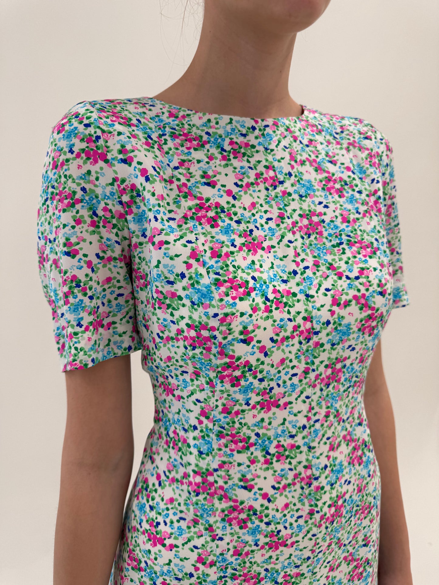 Rochie din mătase naturală cu print floral superb și talie ușor marcată