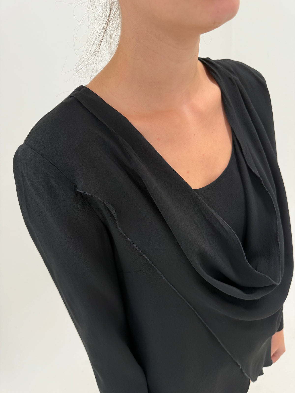 Bluză luxury neagră Patrizia Pepe din mix de mătase naturală cu bust drapat