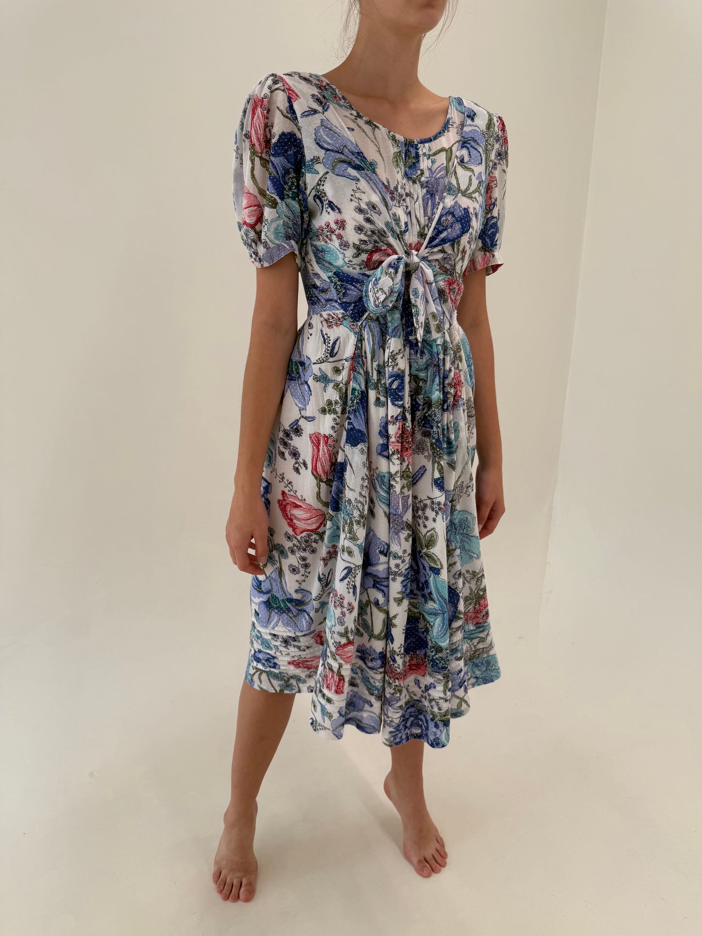 Rochie vintage ultra feminină și vaporoasă din panzica texturată cu buline