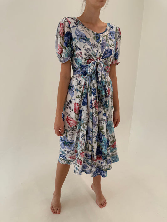 Rochie vintage ultra feminină și vaporoasă din panzica texturată cu buline