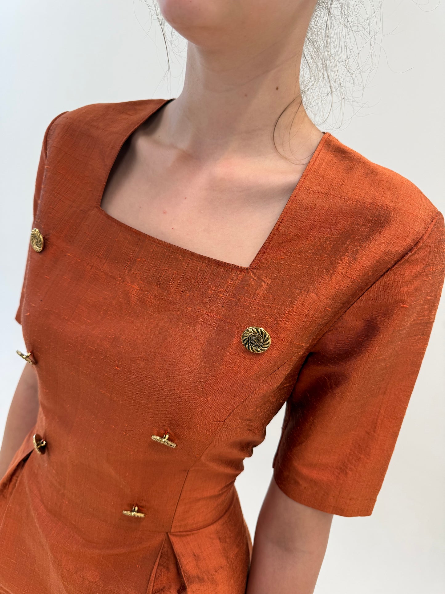 Rochie din mătase naturală dupioni copper orange cu corsaj și talie marcată