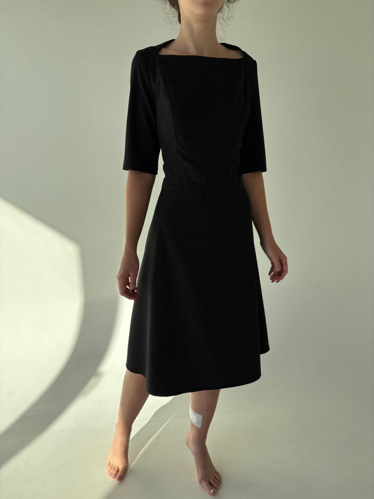LBD ușor modelator de la business la seara cu talie marcată