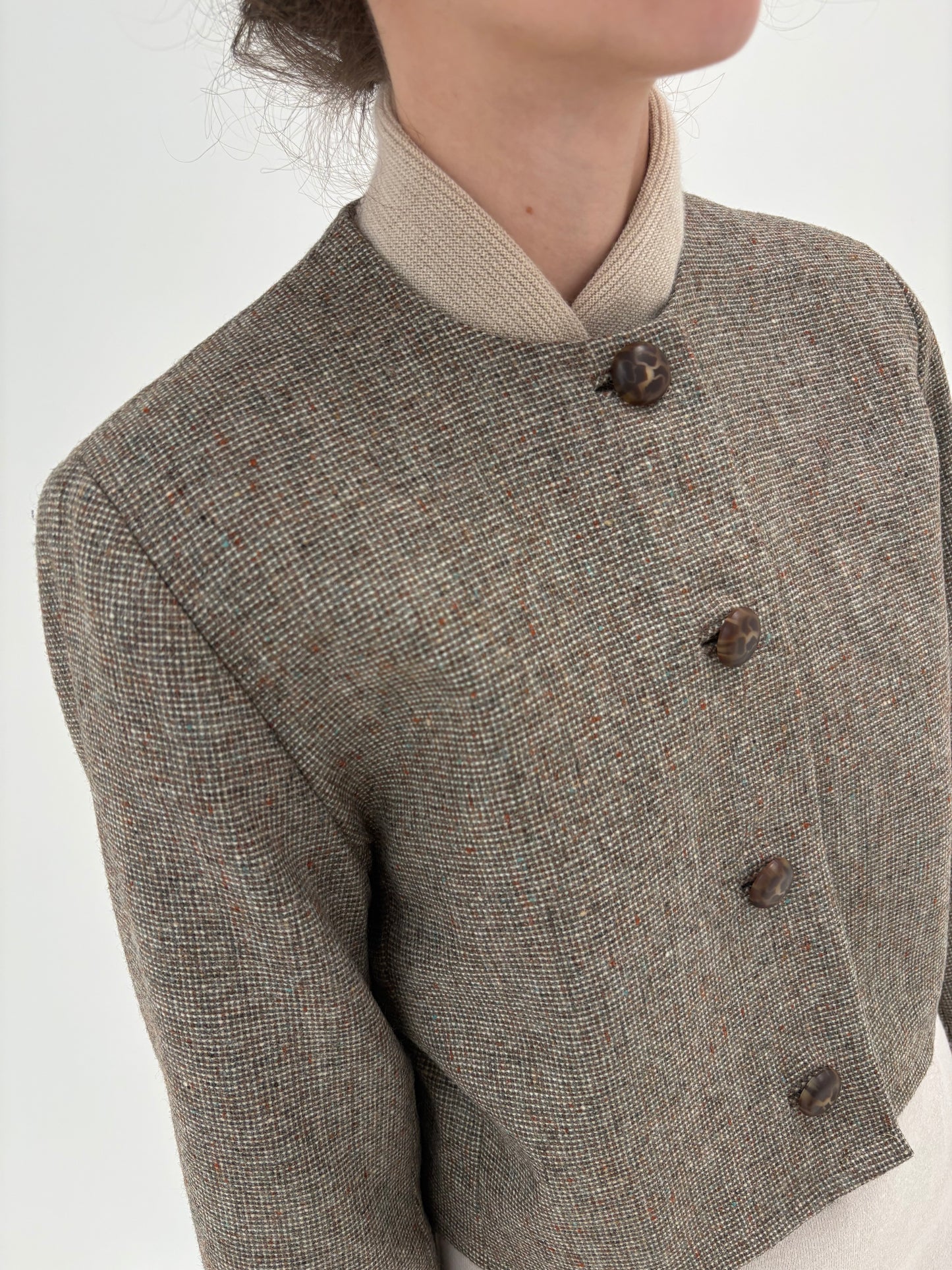 Jacheta din tweed Donegal în stil Chanel și nuanțe neutre superbe