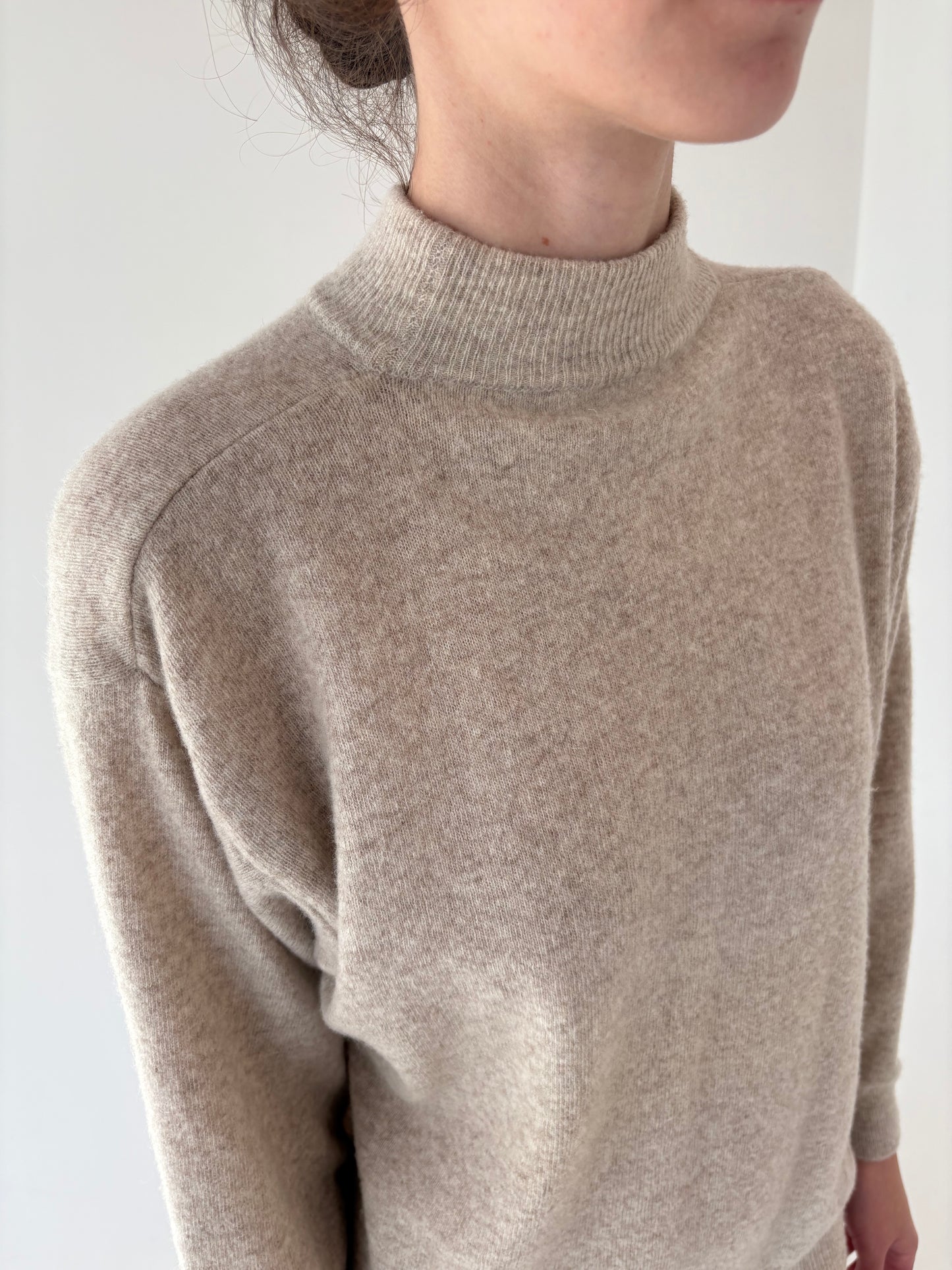 Maleta chimney light nude din lana extrafina pufoasă în croi lejer