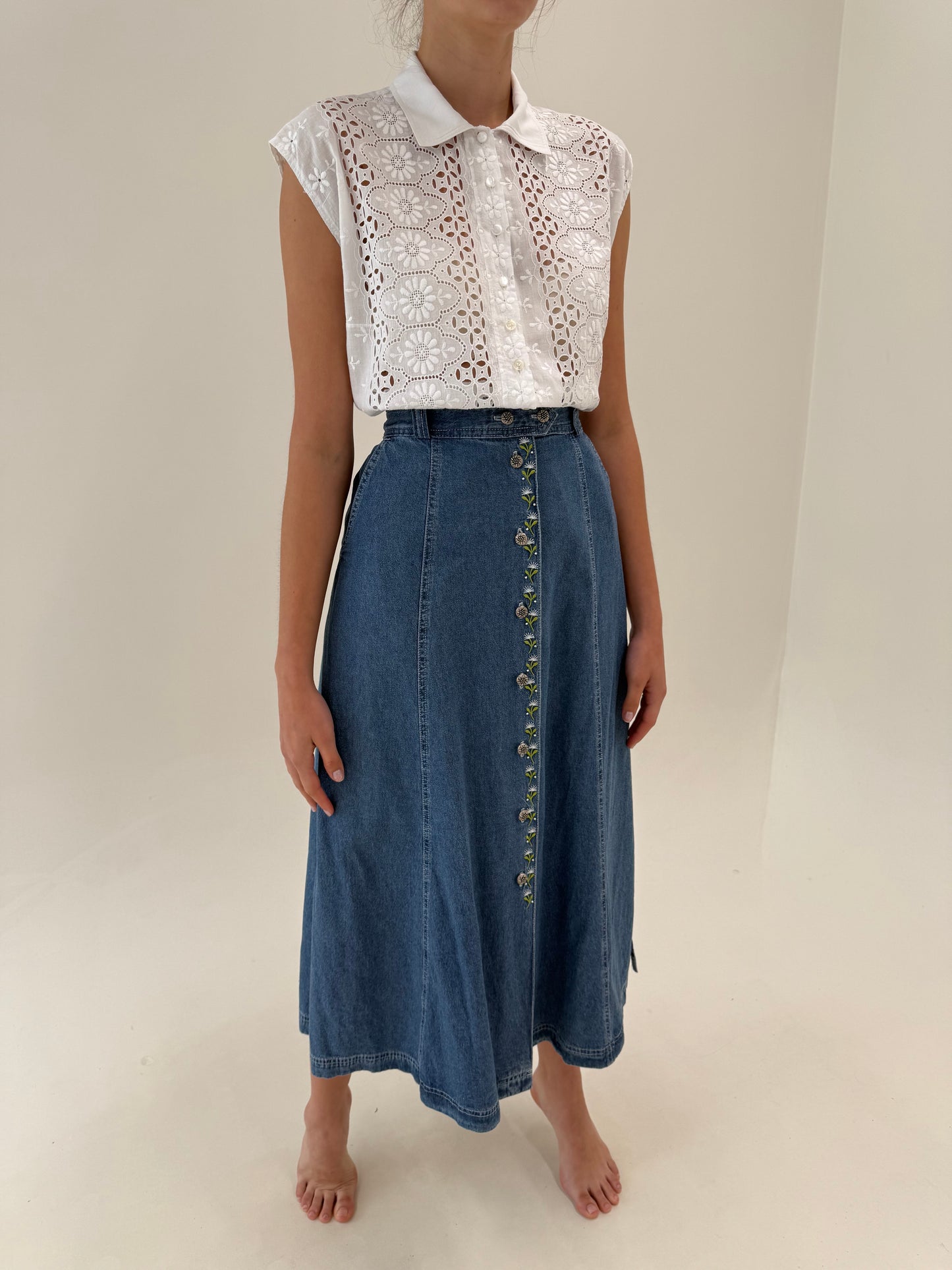 Fustă maxi în A din jeans moale de vară cu broderie delicată și buzunare
