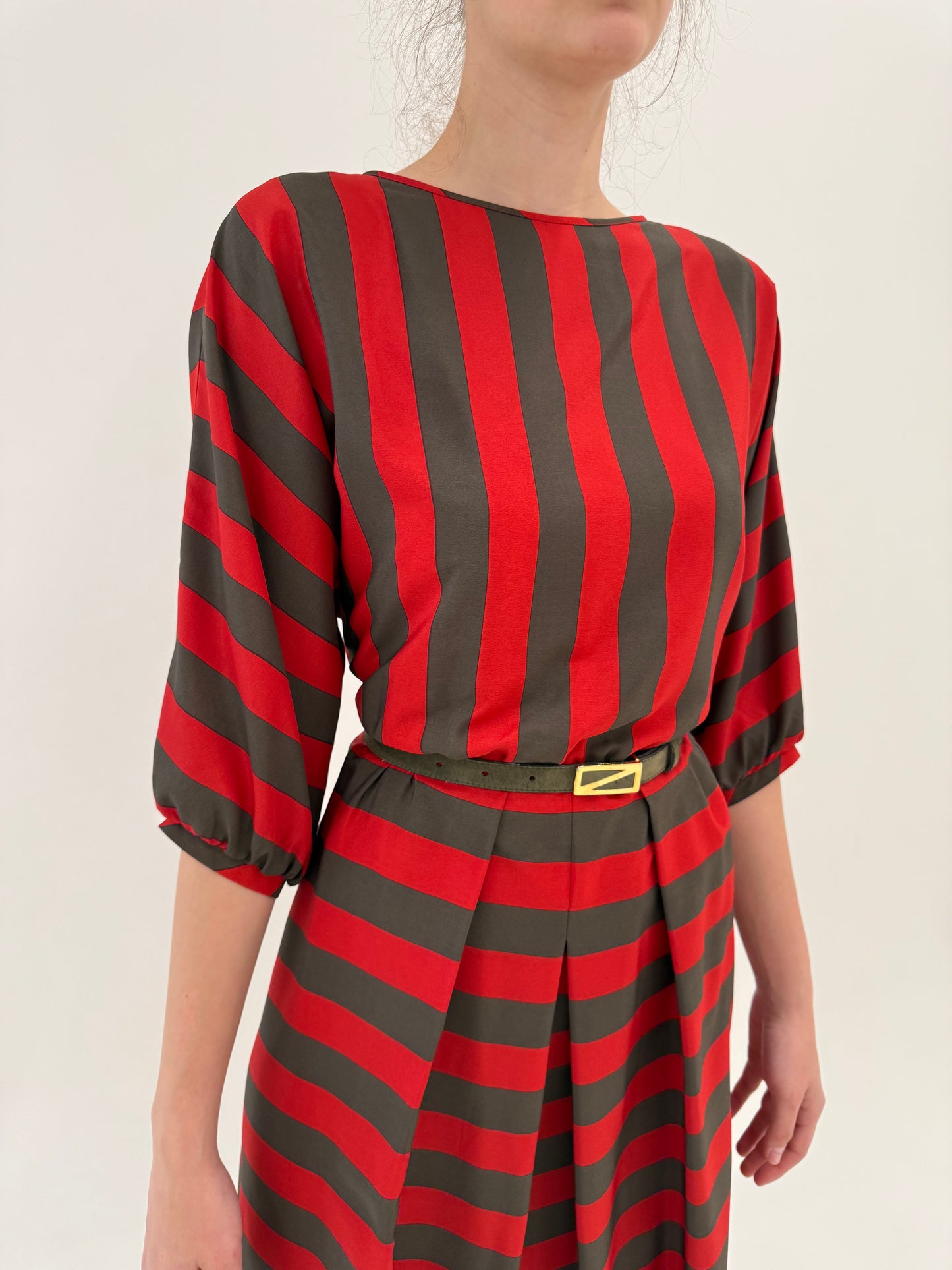 Rochie vintage în dungi cu talie marcată elastică și mânecă fluture