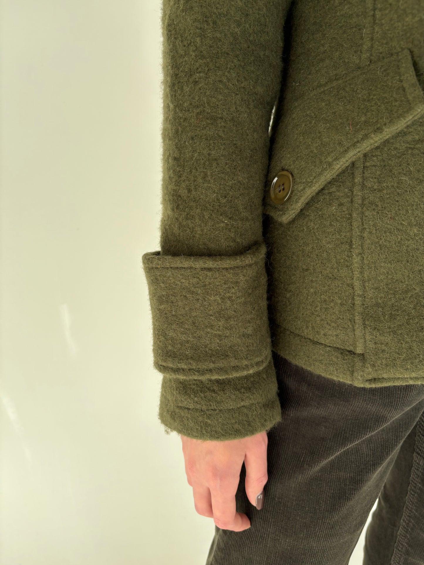 Jacheta kaki din boiled wool cu închidere dublă și croi ușor cambrat
