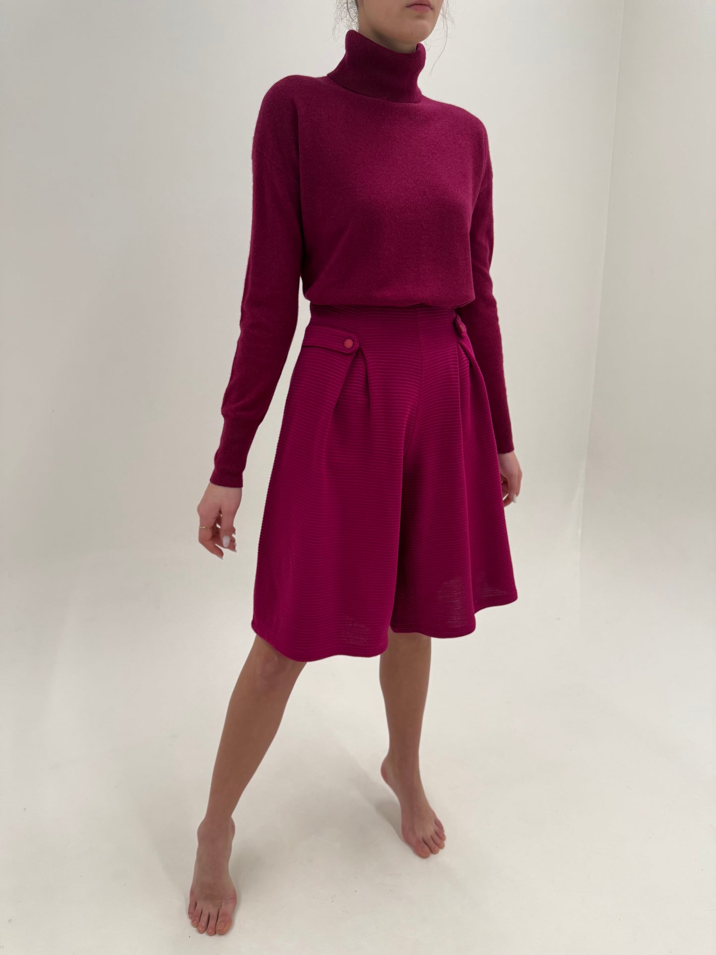 Pantaloni magenta cu talie extrem de înaltă și pense