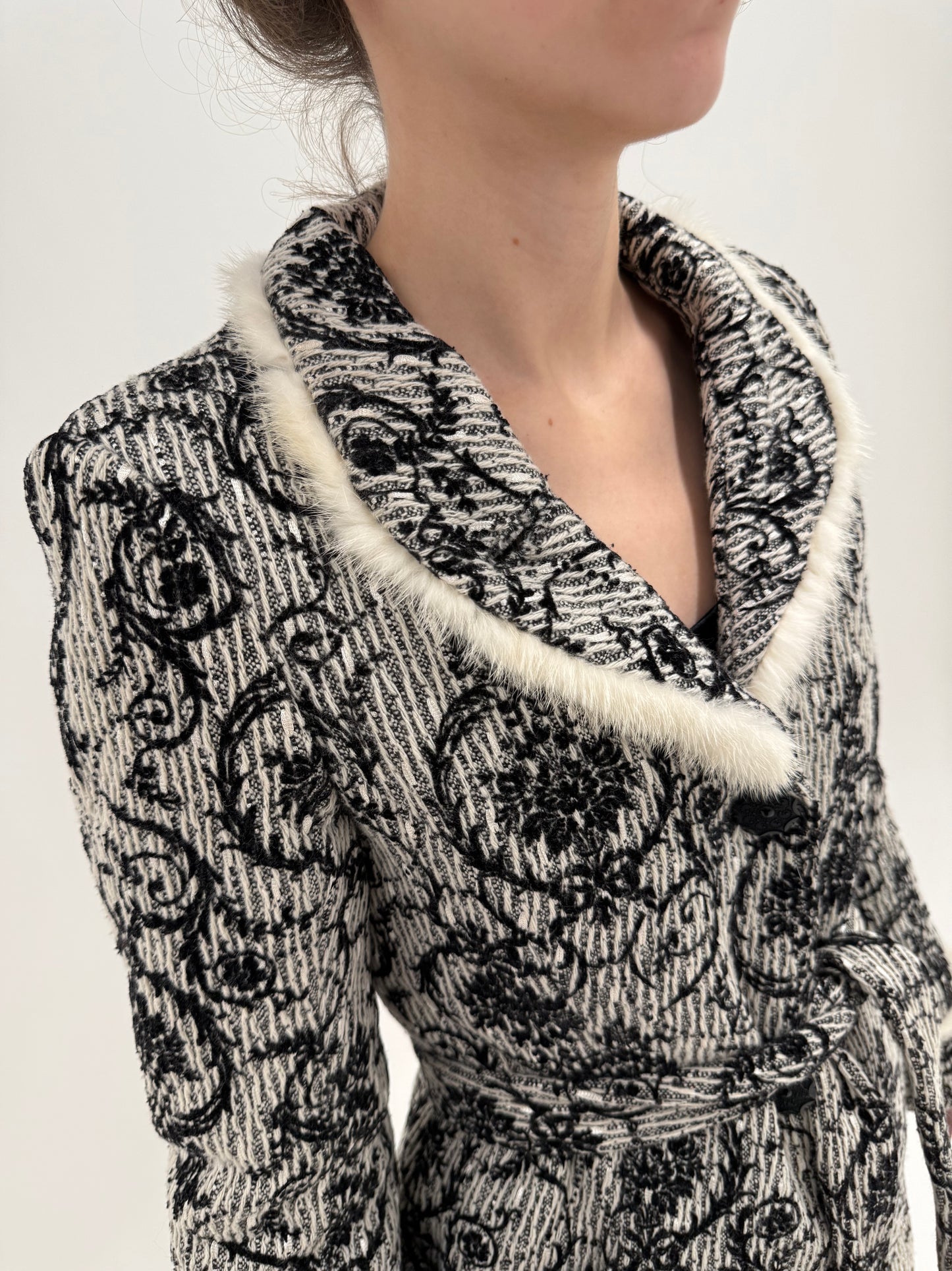 Palton vintage din lână jacquard structurată cu fir reliefat și blană de nurcă albă