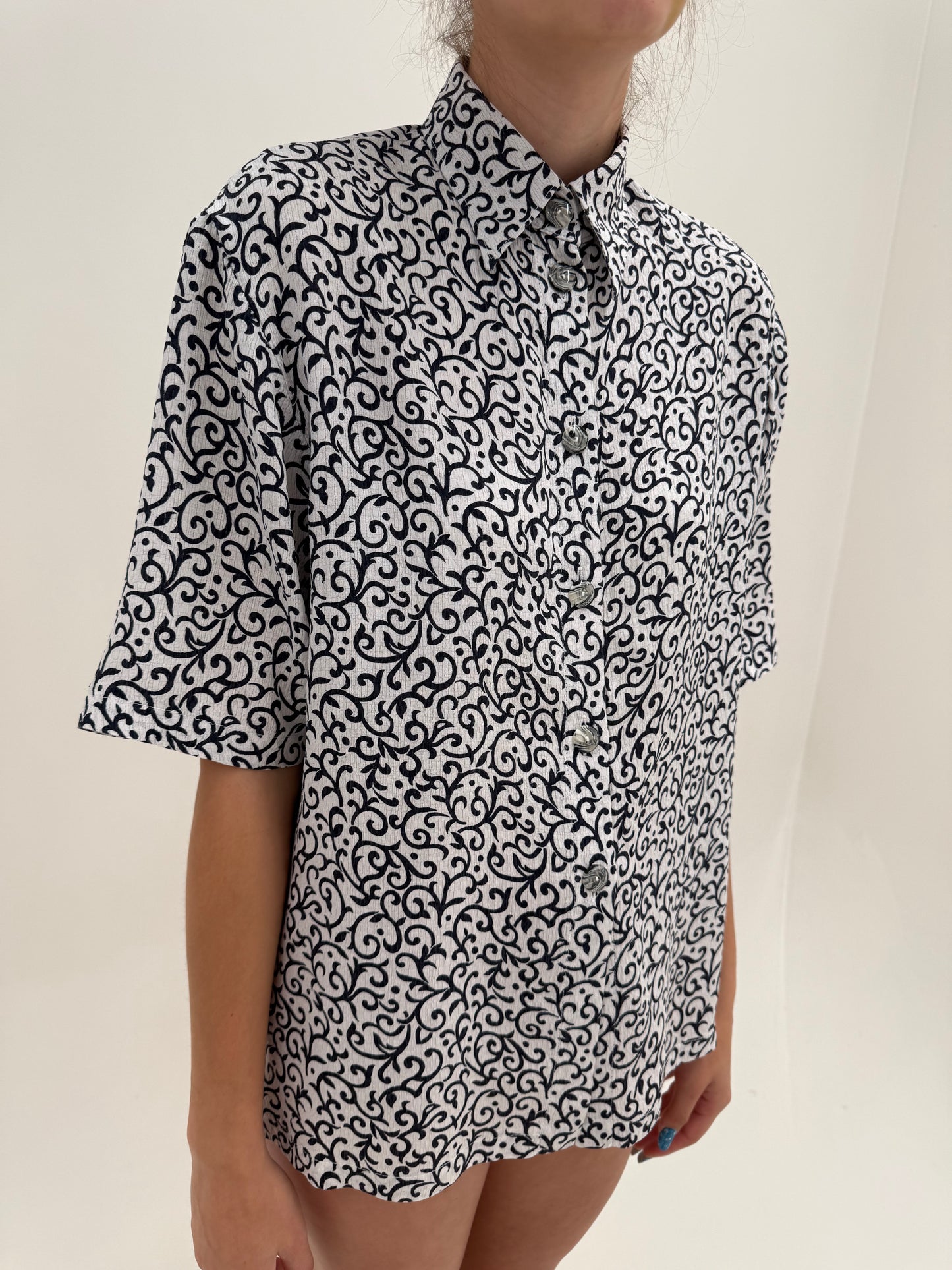 Cămașa din mătase naturală texturata cu print Navy organic stilizat