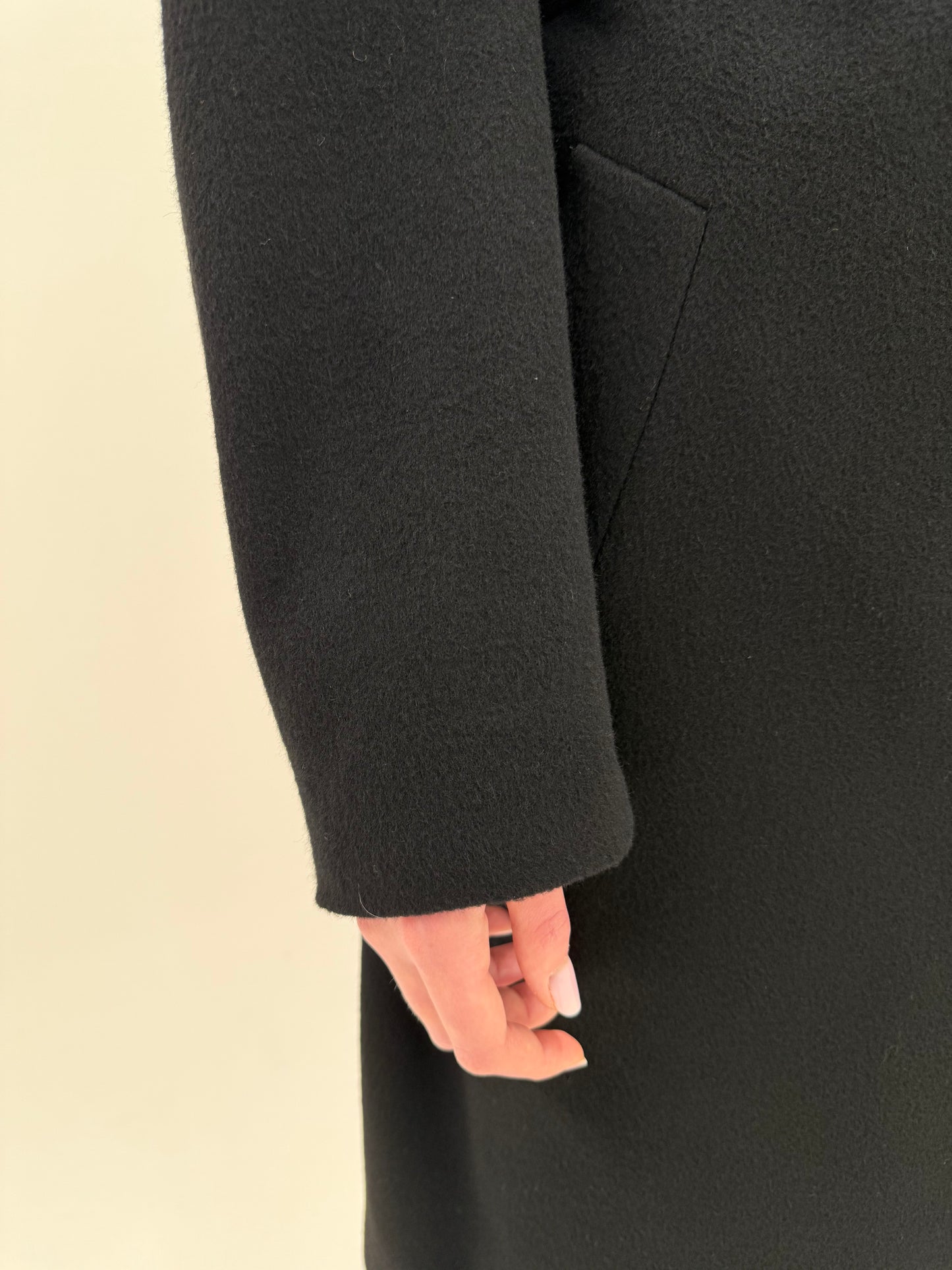 Palton negru din stofă 100% cașmir cu talie reglabilă din cordon