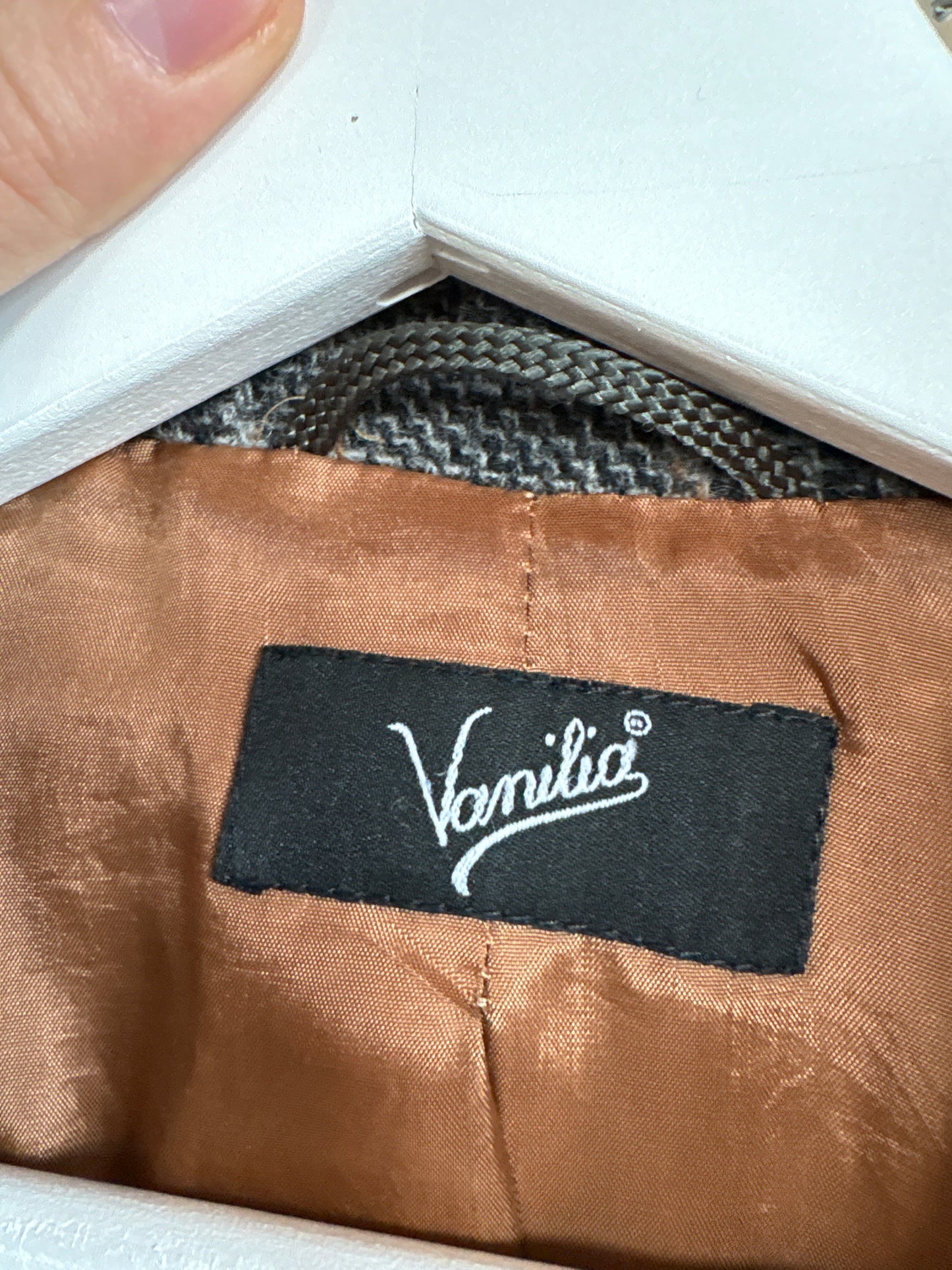 Sacou cambrat din tweed de lana în culori neutre