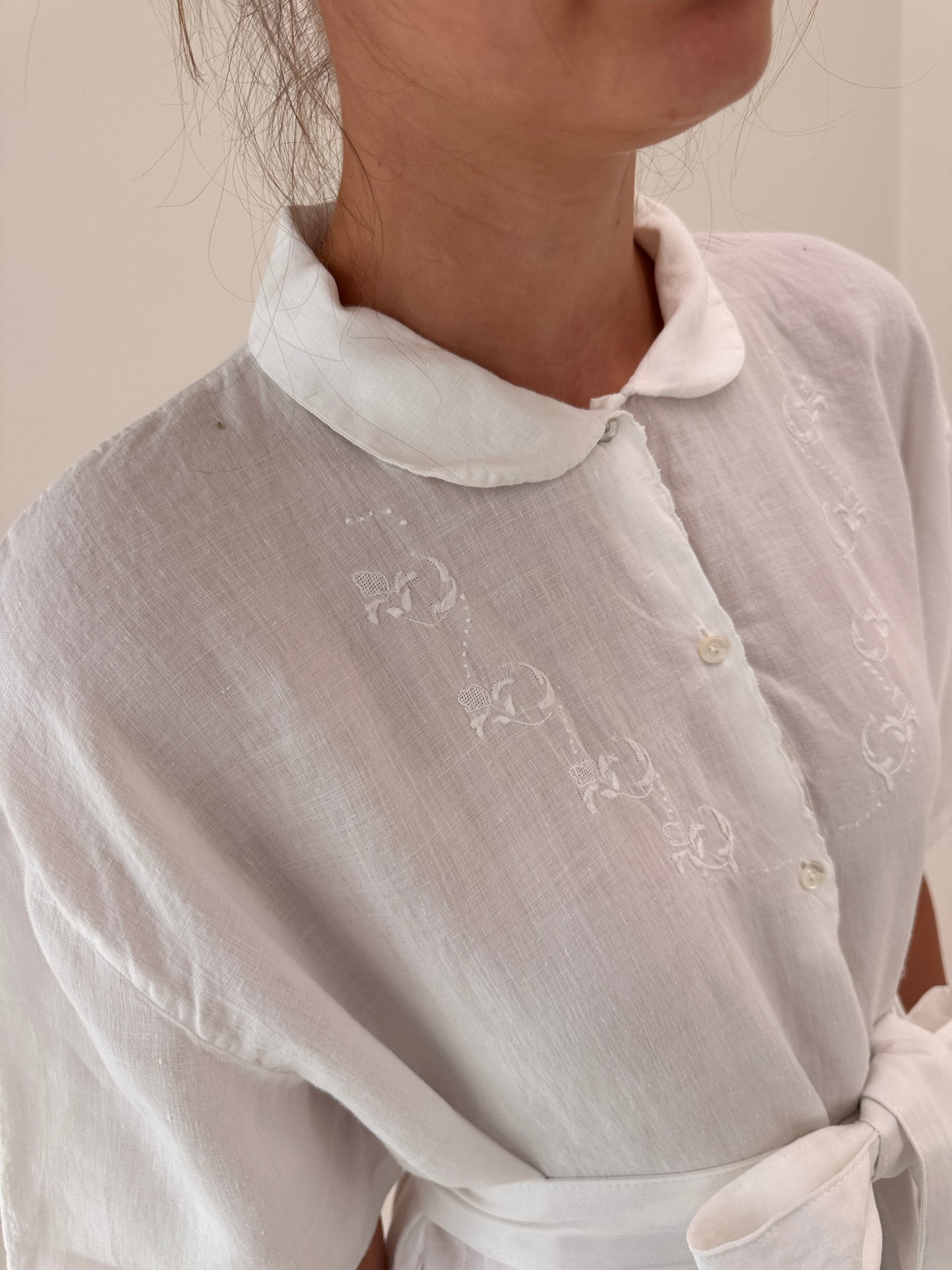 Rochie maxi tall cu broderie manuală delicată pe gust și tiv din in excepțional