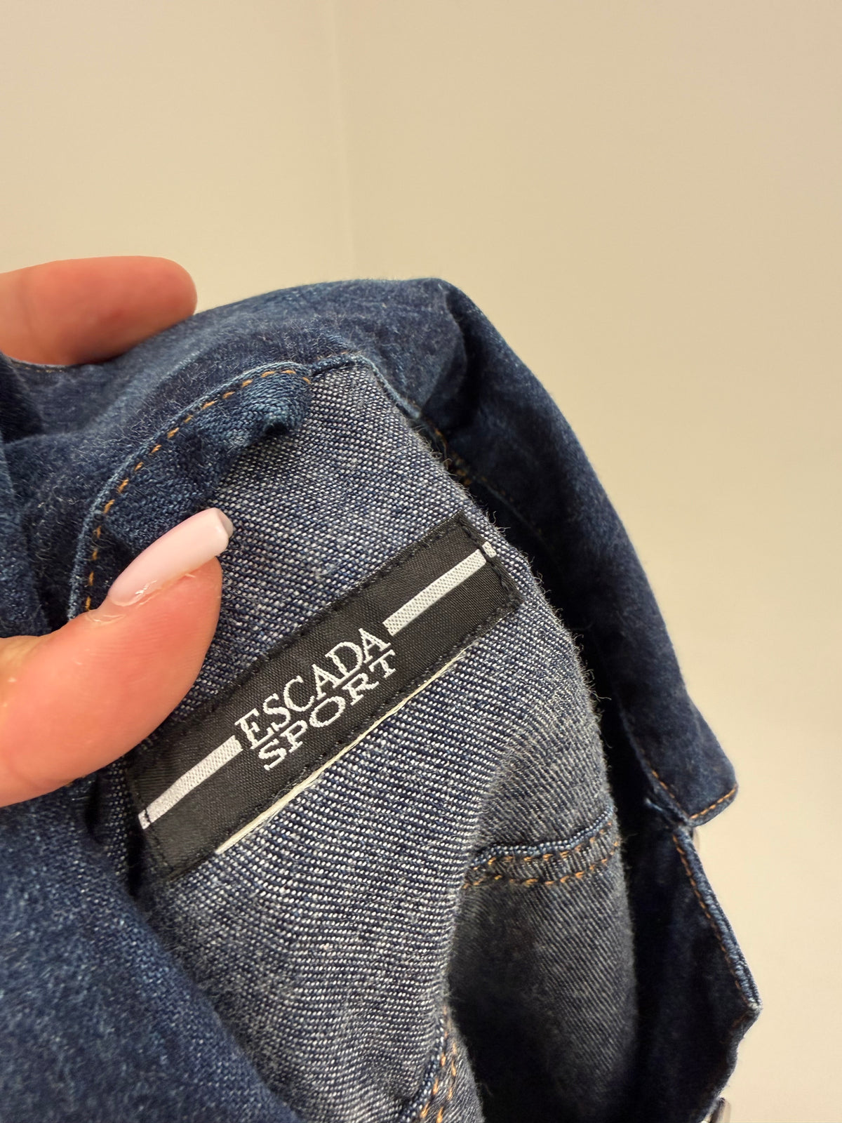 Geaca Escada din jeans darker wash in croi clasic cu efect prespalat