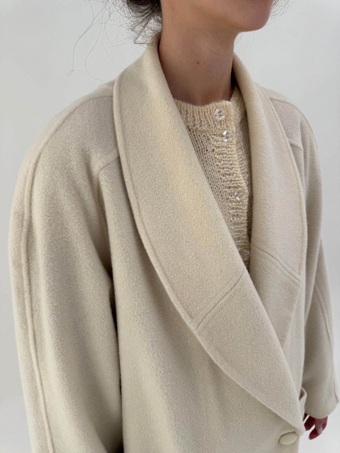 Palton vintage off white din stofă extrafina și moale de lana cu revere rotunjite