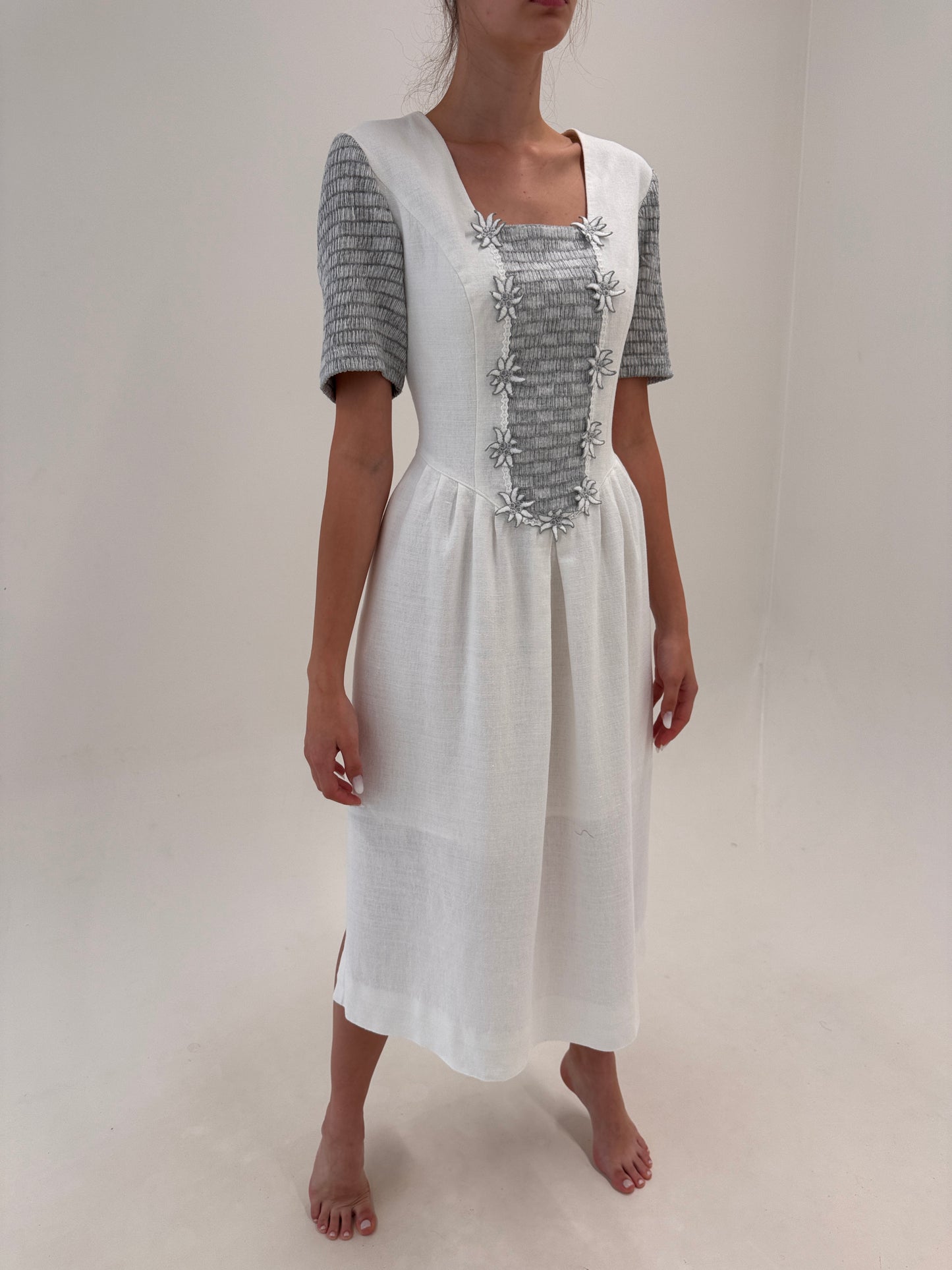 Rochie vintage excepțională cu corsaj din pânză de in silver gray și alb