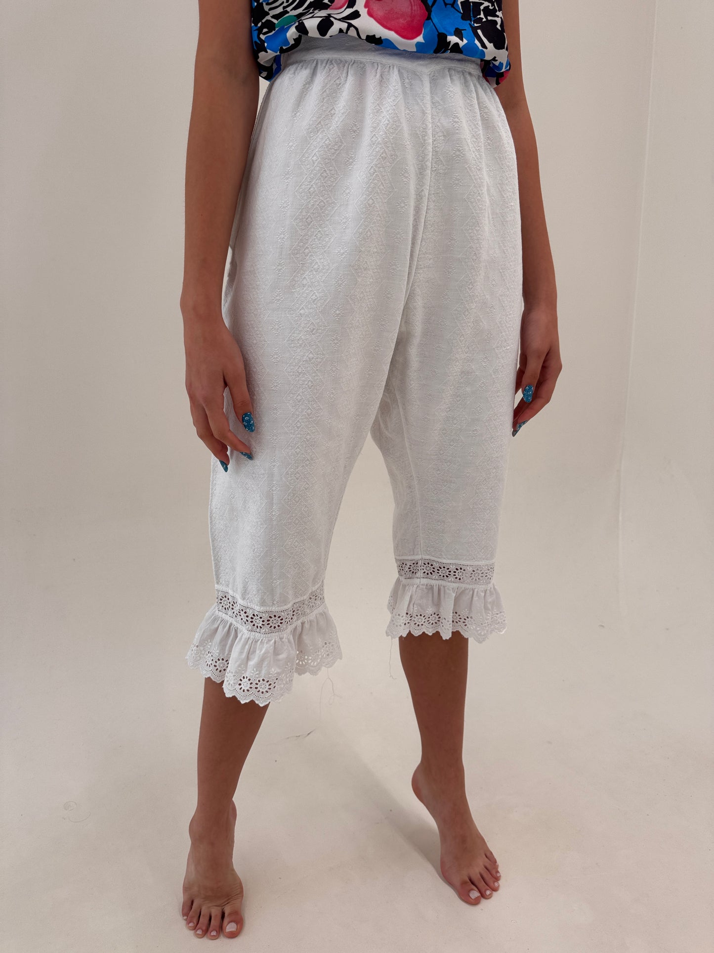 Pantaloni capri din pânză excepțională de bumbac cu broderie anglaise