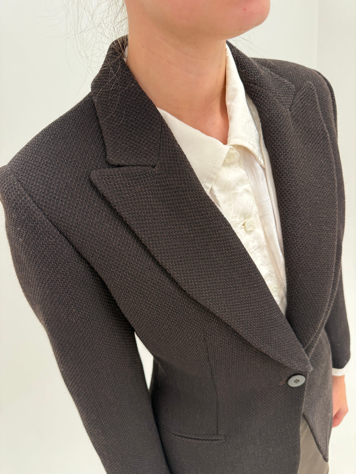 Sacou Armani dark brown din lana honeycomb weave și închidere tip smoking