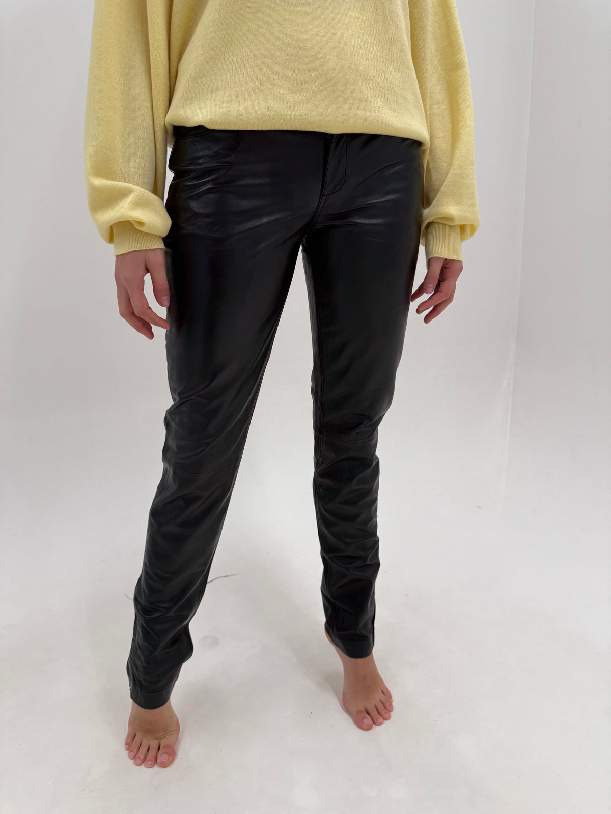 Pantaloni Tommy Hilfiger din piele naturală extrem de moale tall in croi pe picior