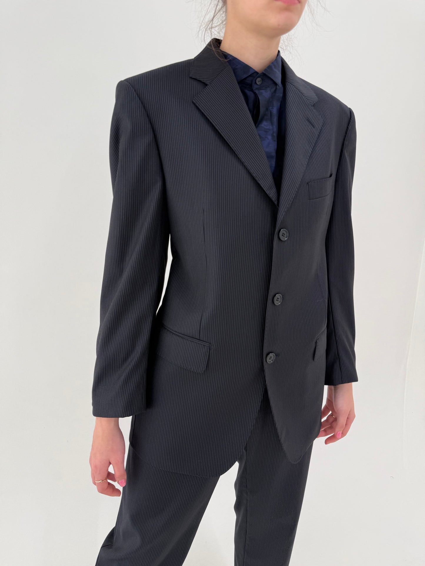 Costum negru din lana extrem de subțire Loro Piana tasmaniana cu dungi fine verticale