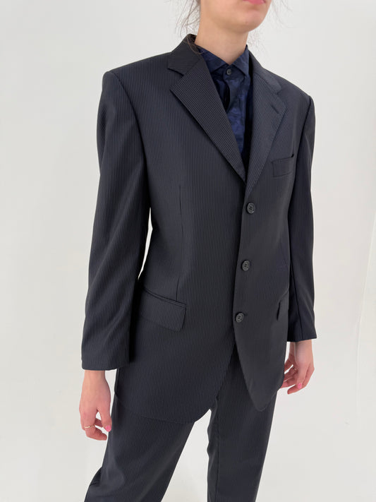 Costum negru din lana extrem de subțire Loro Piana tasmaniana cu dungi fine verticale