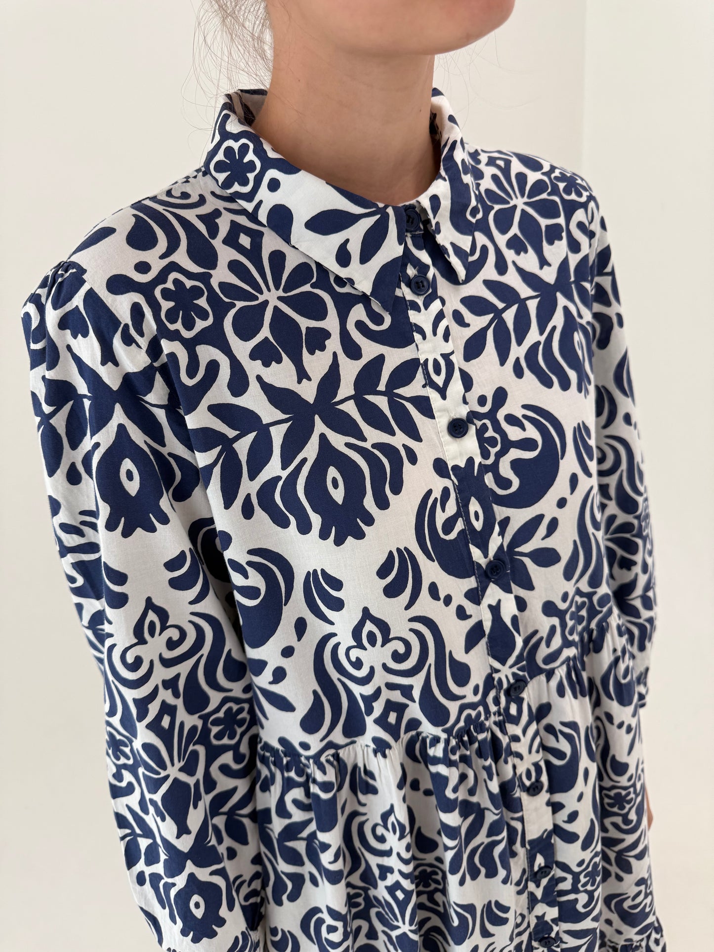 Rochie din bumbac premium cu print albastru cerneală organic stilizat