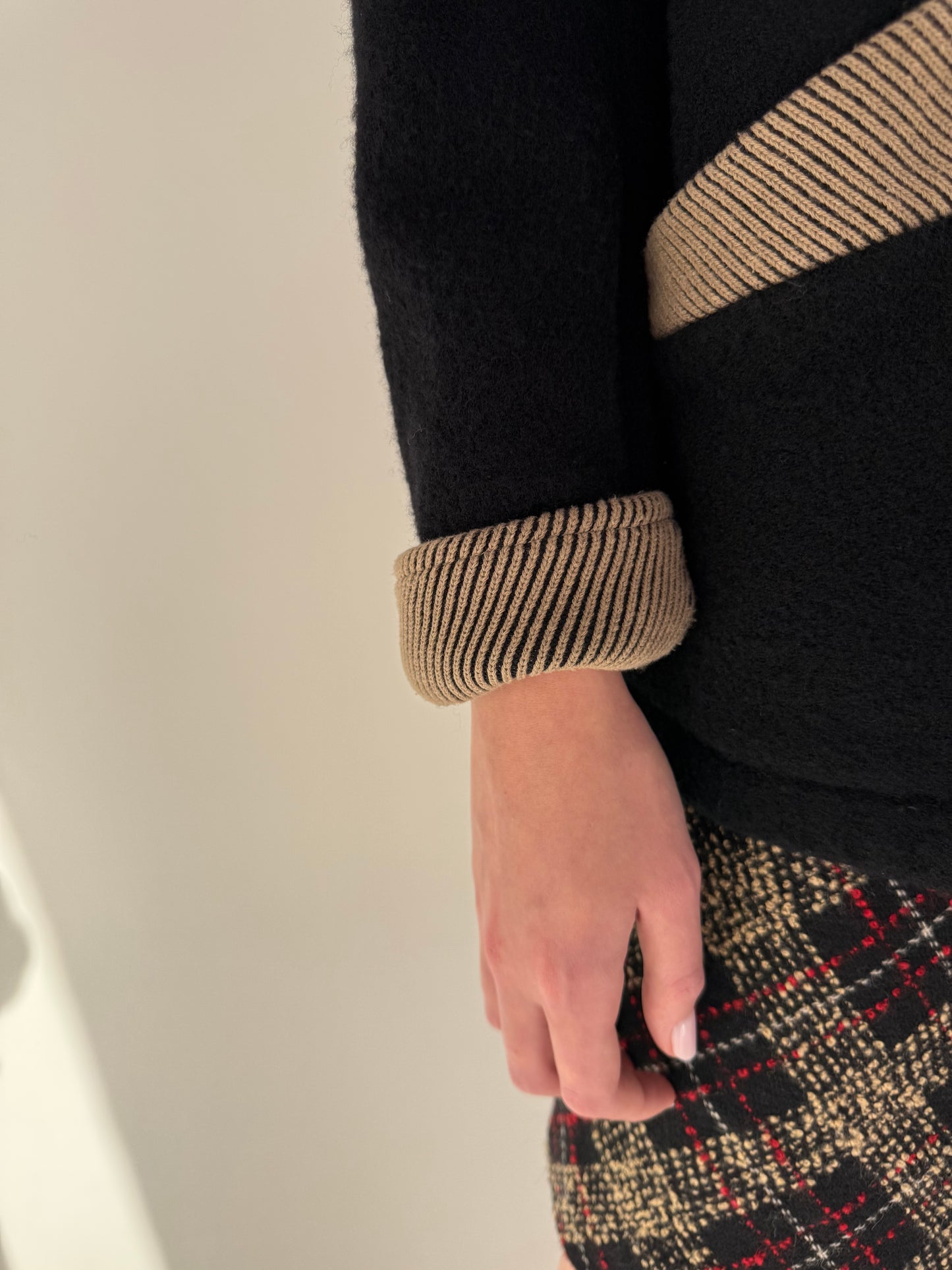 Sacou lung negru din boiled wool cu manșete reglabile și inserții camel