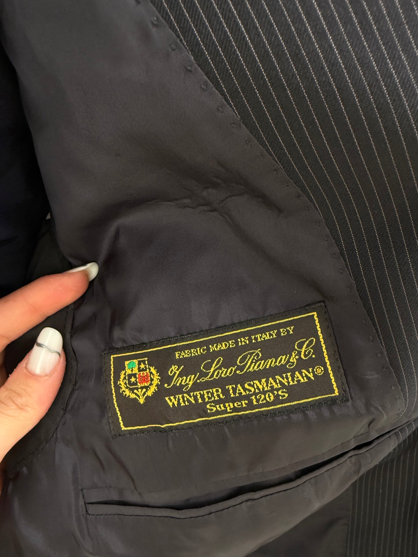 Costum negru din lana extrem de subțire Loro Piana tasmaniana cu dungi fine verticale